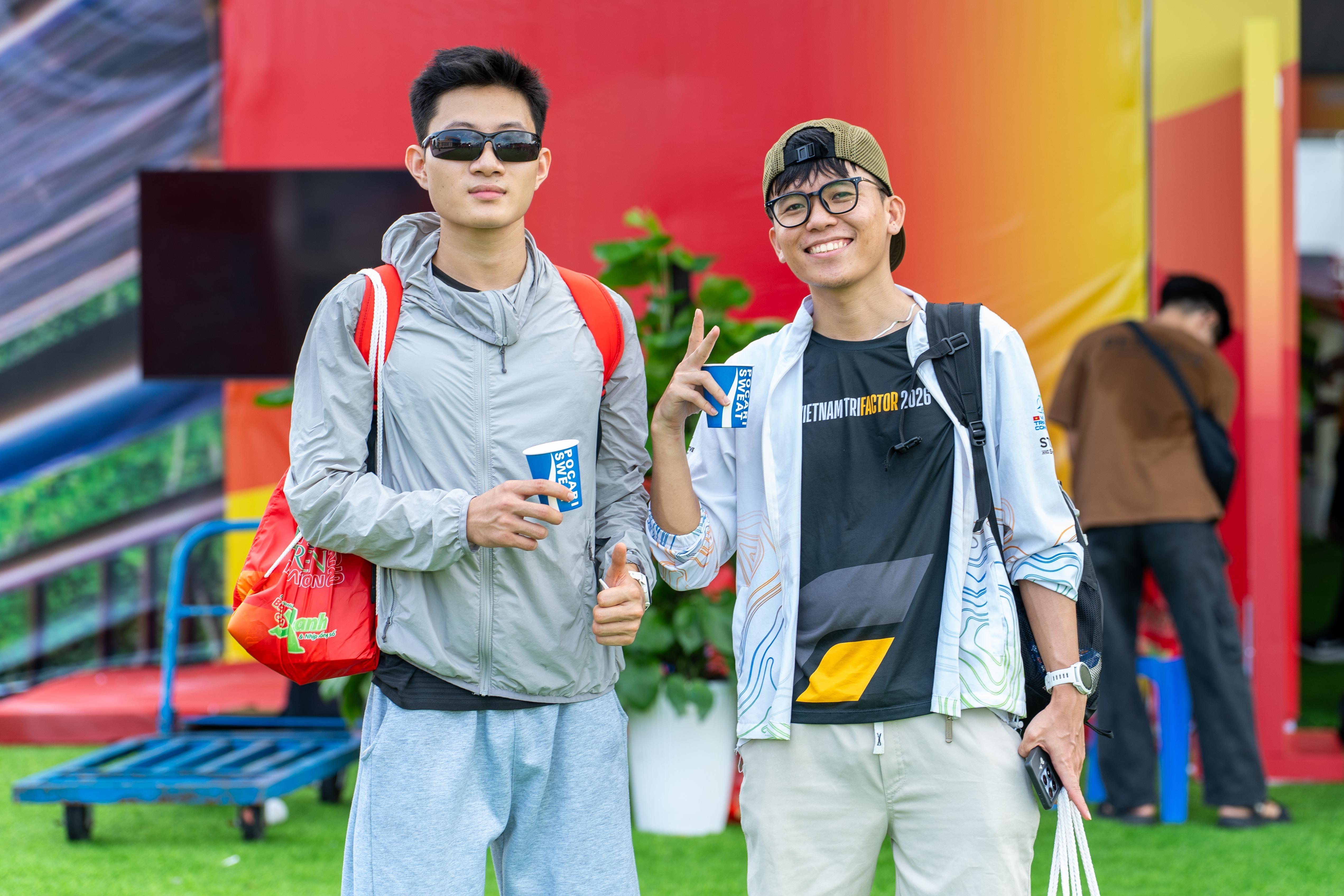 Hoàn tất thủ tục nhận BIB, nhiều runner chưa vội rời khu sự kiện mà tiếp tục ghé booth HDBank, các điểm check-in và khu trải nghiệm. Những tràng cười rôm rả, tiếng nhạc vang lên cùng dòng người liên tục di chuyển giữa các booth, khiến expo giữ nhịp sôi nổi suốt buổi.