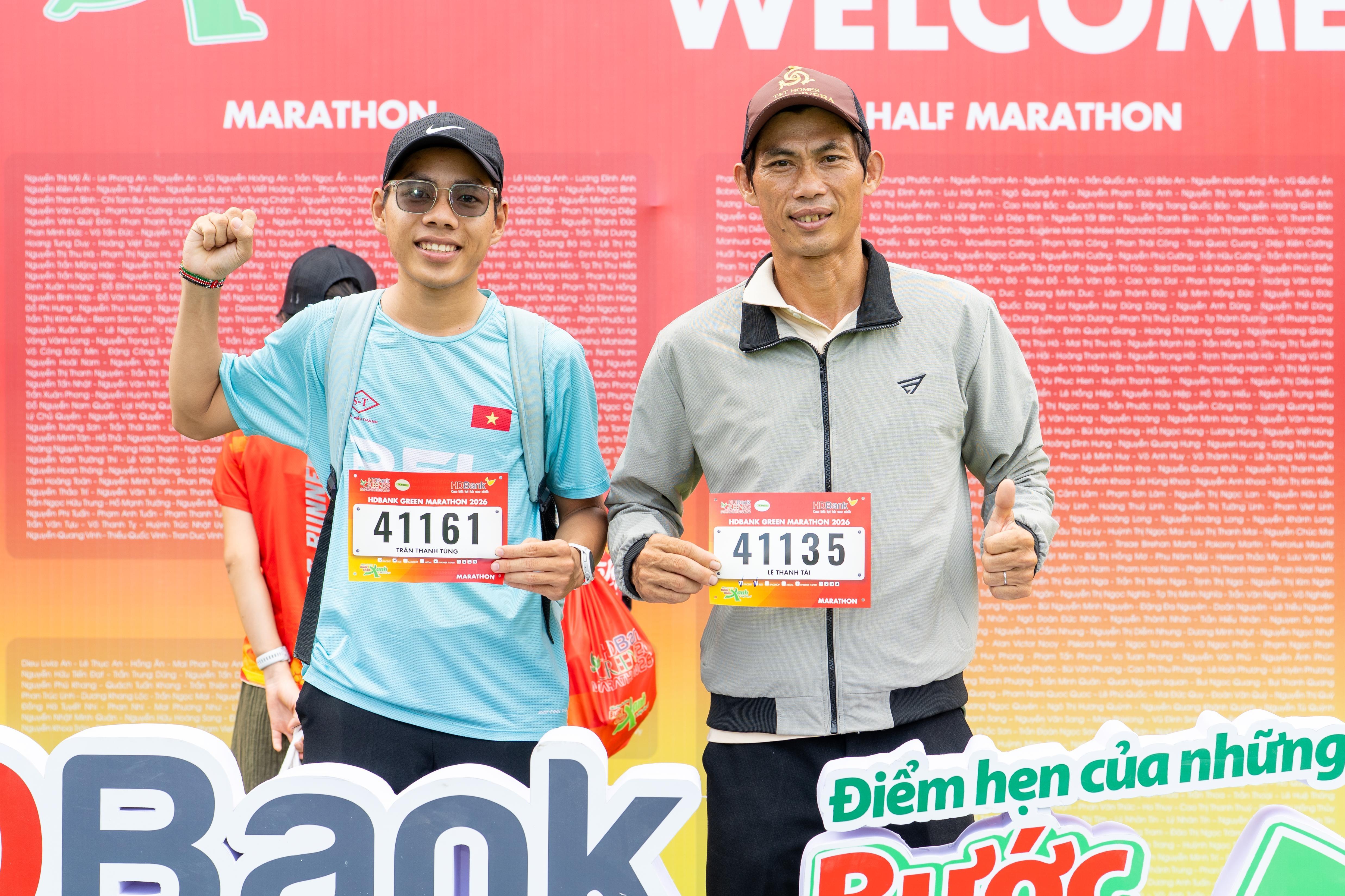  Mùa thứ 5 của HDBank Green Marathon đón nhận những runner đã nhiều lần quay lại Cần Giờ, cho thấy sự kiện vẫn duy trì sức hút lớn mỗi năm. Cuộc gặp lại bắt đầu bằng tấm ảnh check-in trước background, cái bắt tay, lời hỏi thăm, hay câu chuyện về một đoạn đường từng khiến họ nhớ lâu ở mùa trước. 