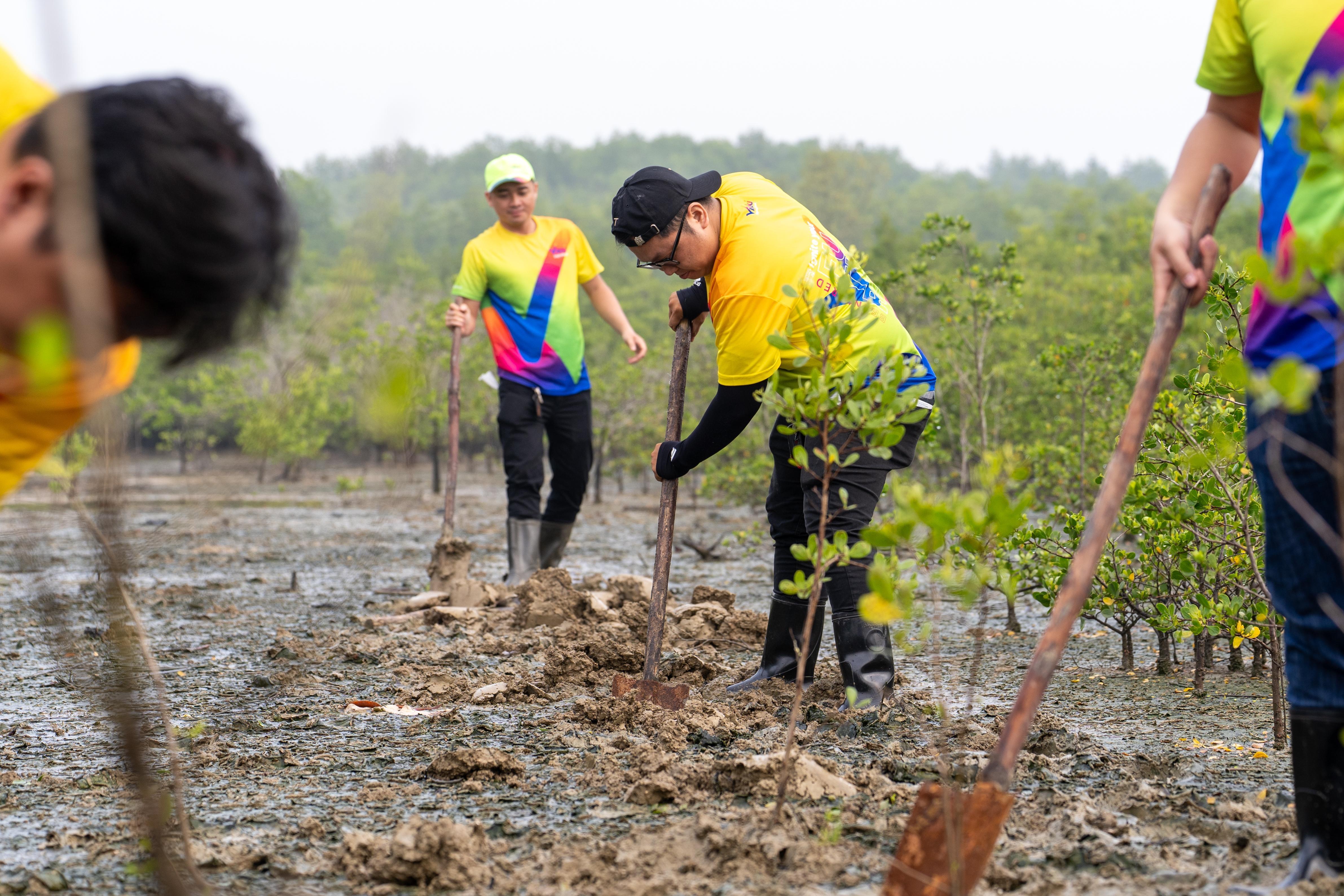 Không dừng ở cung đường chạy, tinh thần “Green” còn được nối dài qua hoạt động trồng cây tại khu vực rừng phòng hộ Cần Giờ. Các thành viên trực tiếp đặt cây, vun đất và góp thêm mảng xanh cho khu vực, qua đó đưa thông điệp bảo vệ môi trường vào hoạt động cụ thể, gần gũi. 