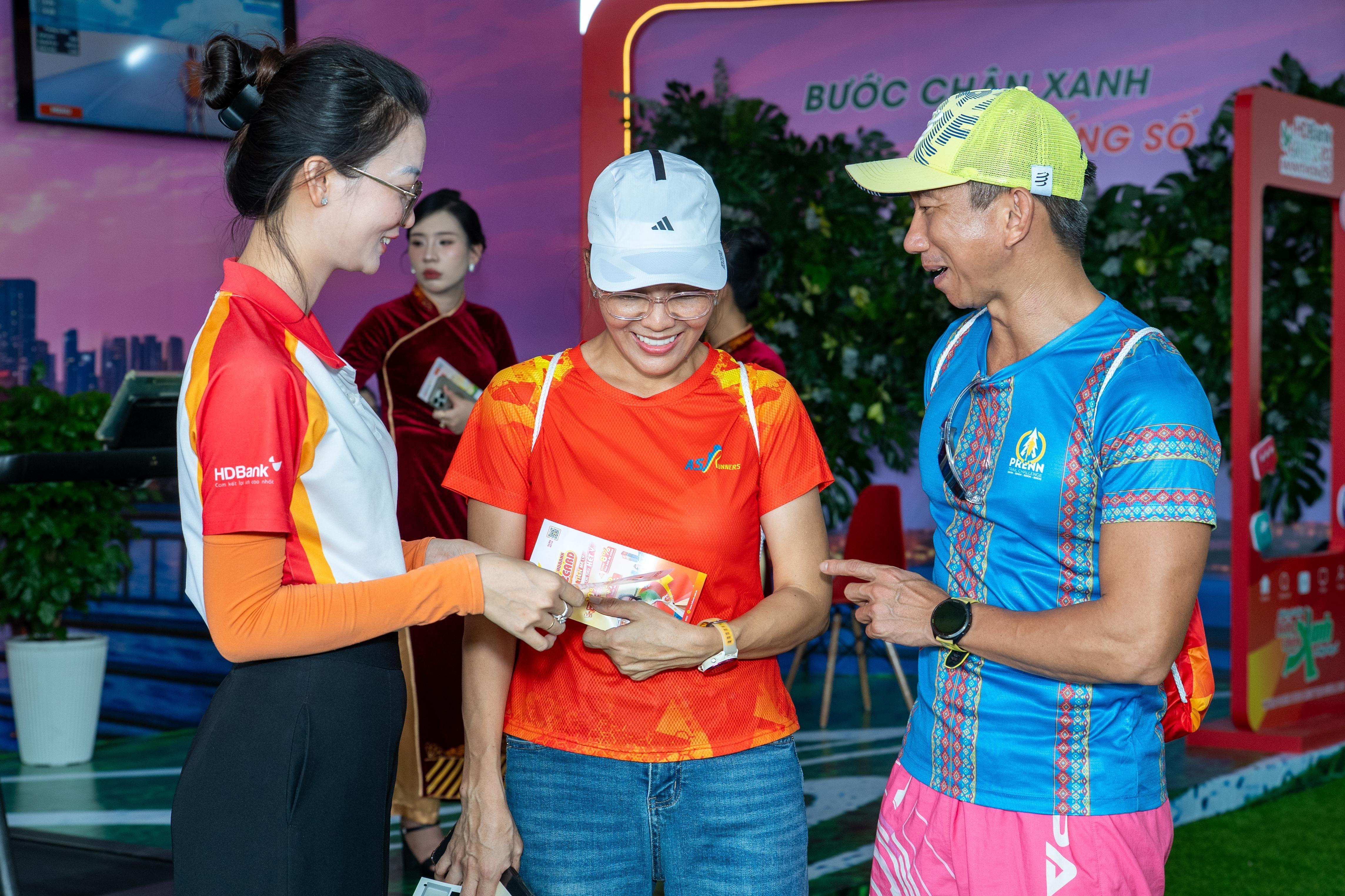 Tại Nhà thiếu nhi xã Cần Giờ, các runner kiểm tra thông tin, nhận BIB, race kit và vật phẩm. Dù lượng người tập trung đông, các khu vực được phân luồng rõ ràng, đội ngũ hỗ trợ túc trực từng điểm để hướng dẫn runner hoàn tất thủ tục. Ở phía đối diện, ban tổ chức bố trí khu nghỉ ngơi và cắm trại, tạo điều kiện để người tham dự thuận tiện di chuyển và chuẩn bị cho giải chạy.
