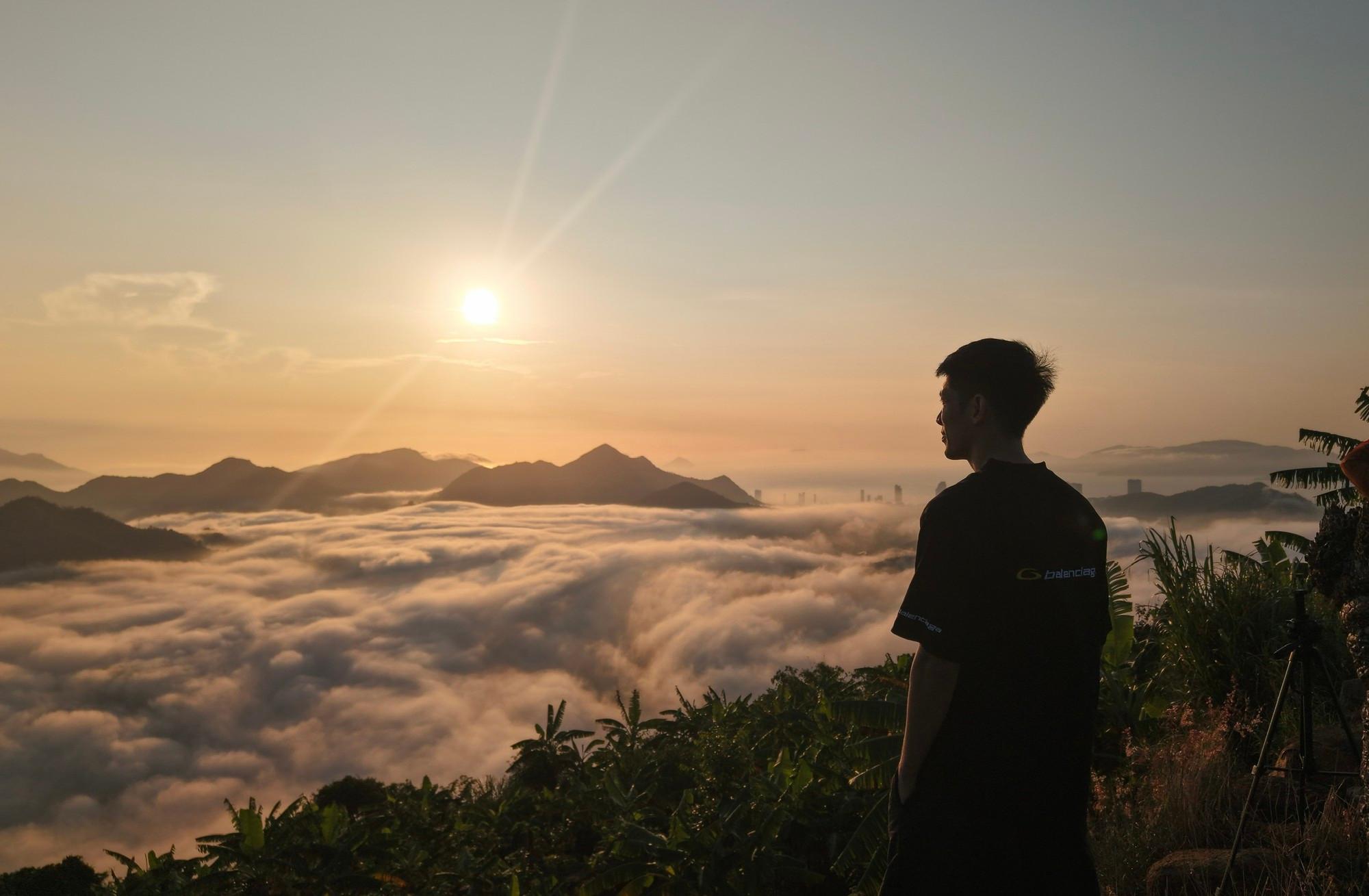 Không phải chuyến đi nào cũng có thể bắt gặp khung cảnh này. Biển mây ở Nha Trang phụ thuộc nhiều vào điều kiện thời tiết, bởi vậy khoảnh khắc mây xuất hiện đúng lúc bình minh càng khiến hành trình chờ đợi trở nên đáng nhớ.
