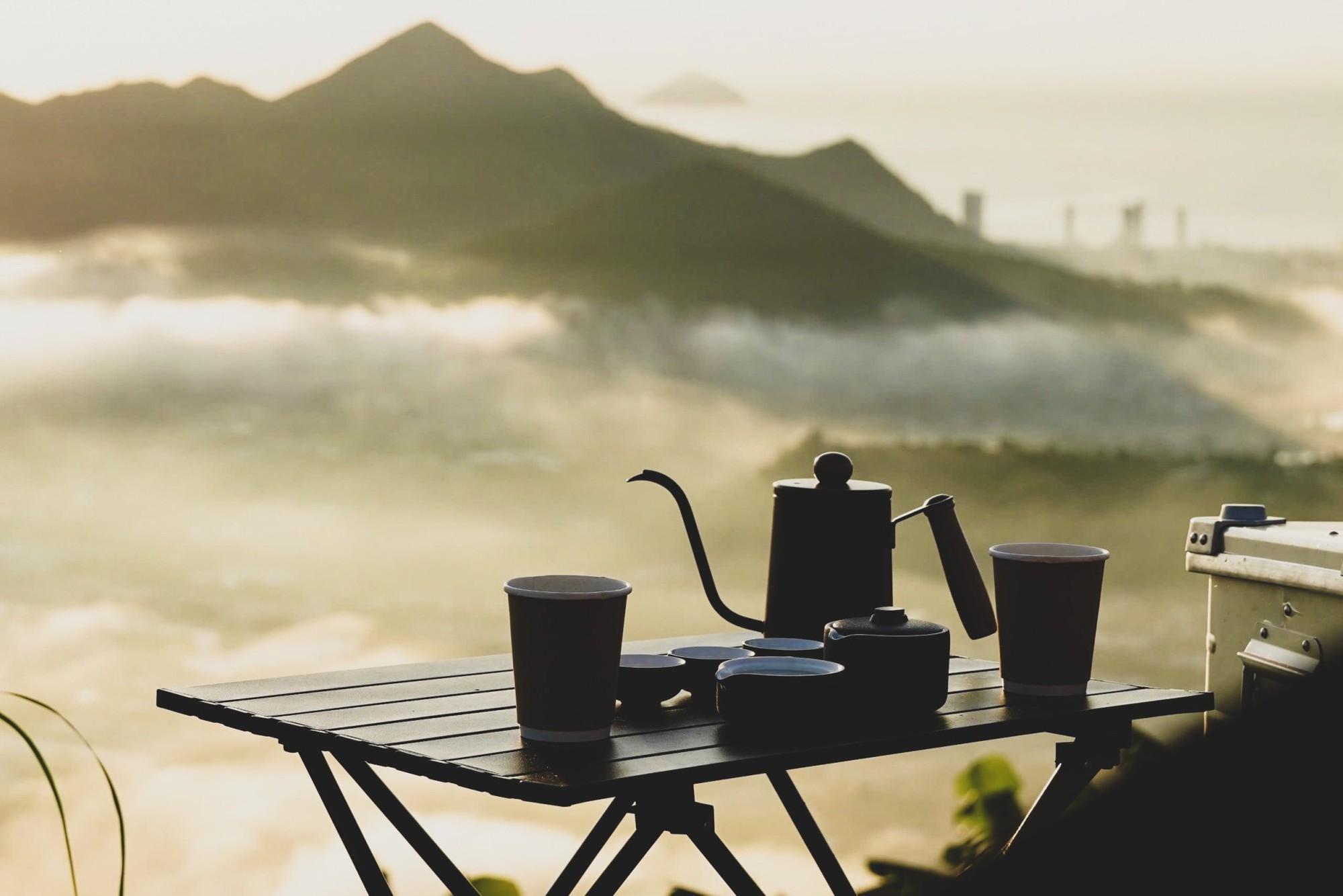 Một ấm trà nóng giữa buổi sớm càng làm chuyến săn mây thêm thú vị. Trong lúc chờ ánh sáng đẹp nhất, du khách có thể thong thả ngắm cảnh sắc thay đổi từng phút trước mắt.