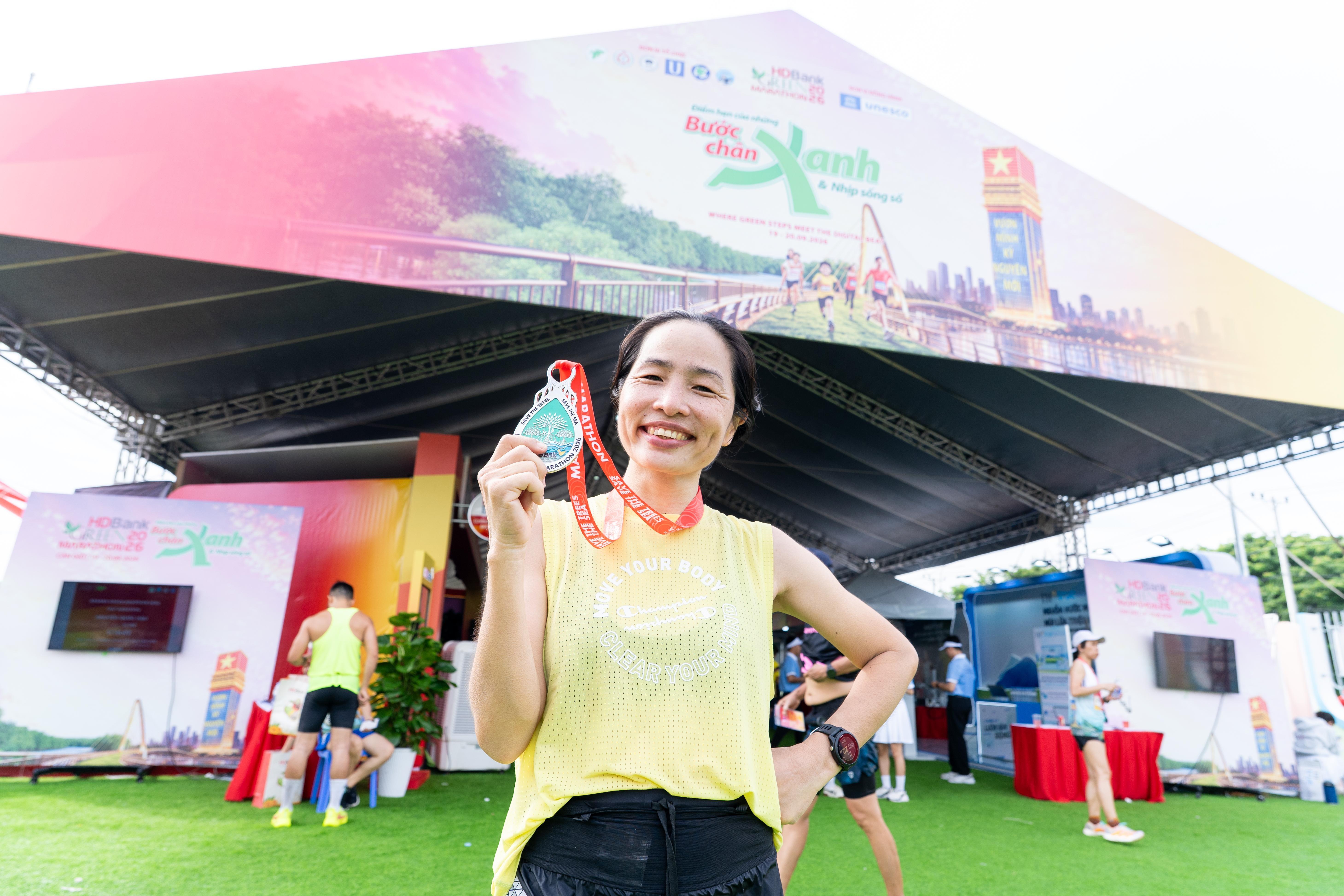  Cuộc đua kết thúc nhưng không khí tại khu vực Expo vẫn nhộn nhịp. Hội runner tranh thủ chụp ảnh cùng huy chương, tìm lại bạn bè, người thân sau khi hoàn thành các cự ly và chia sẻ kết quả vừa đạt được. Tấm huy chương đeo lên cổ đã giúp họ xóa tan mọi mệt mỏi để mang về vinh quang cho bản thân. 