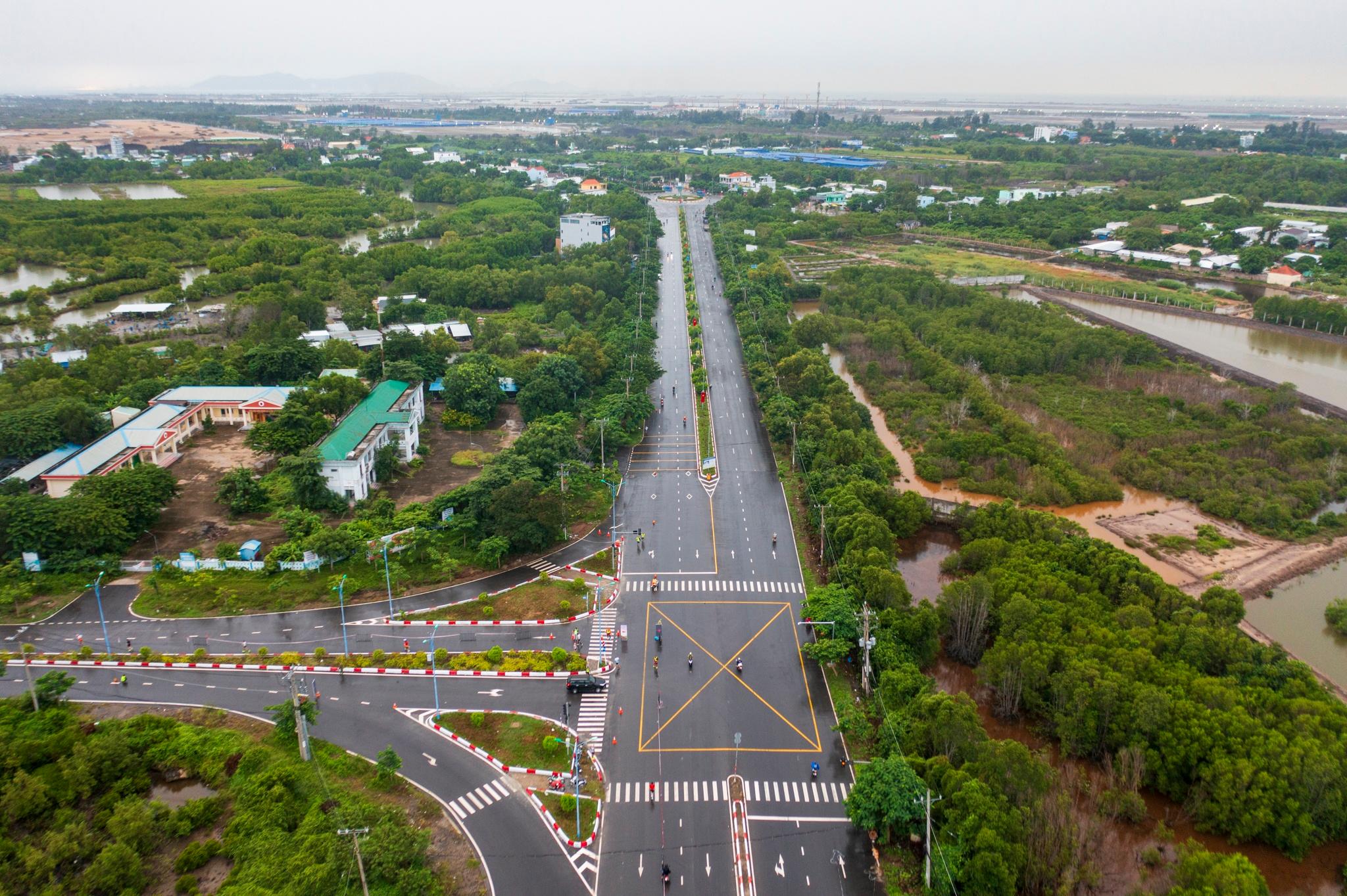  Theo chia sẻ của nhiều runner, một trong những lý do khiến họ trở lại HDBank Green Marathon là hình thái không gian đặc trưng của Cần Giờ. Rời xa khói bụi và tiếng còi xe đô thị, người yêu vận động được chạy giữa không gian xanh của khu dự trữ sinh quyển thế giới Cần Giờ do UNESCO công nhận. Chị Lê Xinh, tham gia cự ly 42 km, nhận xét: “Hai bên đường đua là hệ sinh thái rừng đan xen mảng xanh bạt ngàn như một ‘chiếc điều hòa thiên nhiên’ khổng lồ, giúp chúng tôi giảm bớt cảm giác bức bối. Sải bước trên mặt đường phẳng rộng, hít thở bầu không khí trong lành, tôi cảm thấy rất dễ chịu”. 