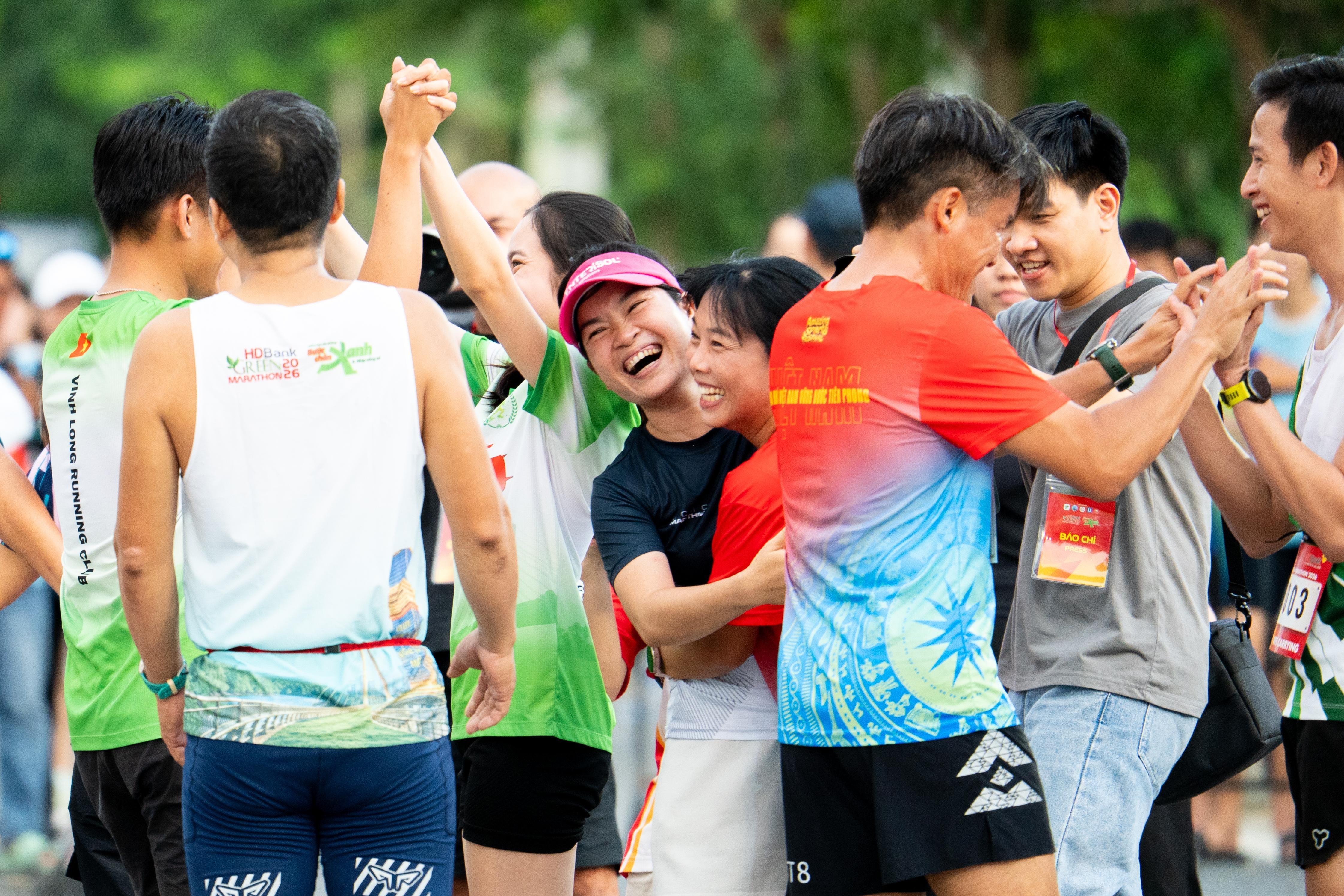  Thực tế, không khí của HDBank Green Marathon 2026 đã được làm nóng từ ngày 19/9 với loạt nội dung Kids Run 1,5 km và 3 km, Chồng cõng vợ cùng Ekiden 6 x 1.000 m. Nếu các cự ly chính sáng 20/9 đặt trọng tâm vào sức bền và thành tích, những phần thi trước đó mở rộng sân chơi đến trẻ em, gia đình, các bộ đôi và nhóm bạn. Nhờ sự đa dạng này, race weekend tại Cần Giờ không bó hẹp trong cuộc thi dành cho runner nhiều kinh nghiệm, mà tạo cơ hội để nhiều nhóm người tham gia và thử sức. 