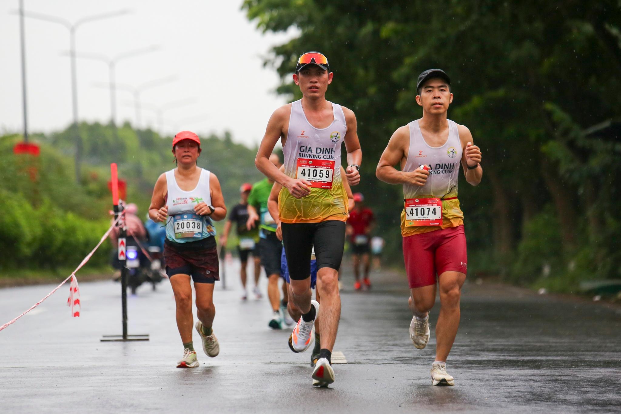  Thử thách tăng lên ở hai cự ly 21 km và 42 km - nơi sức bền, chiến thuật và cách giữ bước chân nhịp nhàng chính là yếu tố quyết định. Phía sau vài giờ thi đấu có thể là hàng trăm km tập luyện, những buổi chạy dài cuối tuần và khoảng thời gian runner phải cân đối giữa công việc, sinh hoạt với lịch tập. 