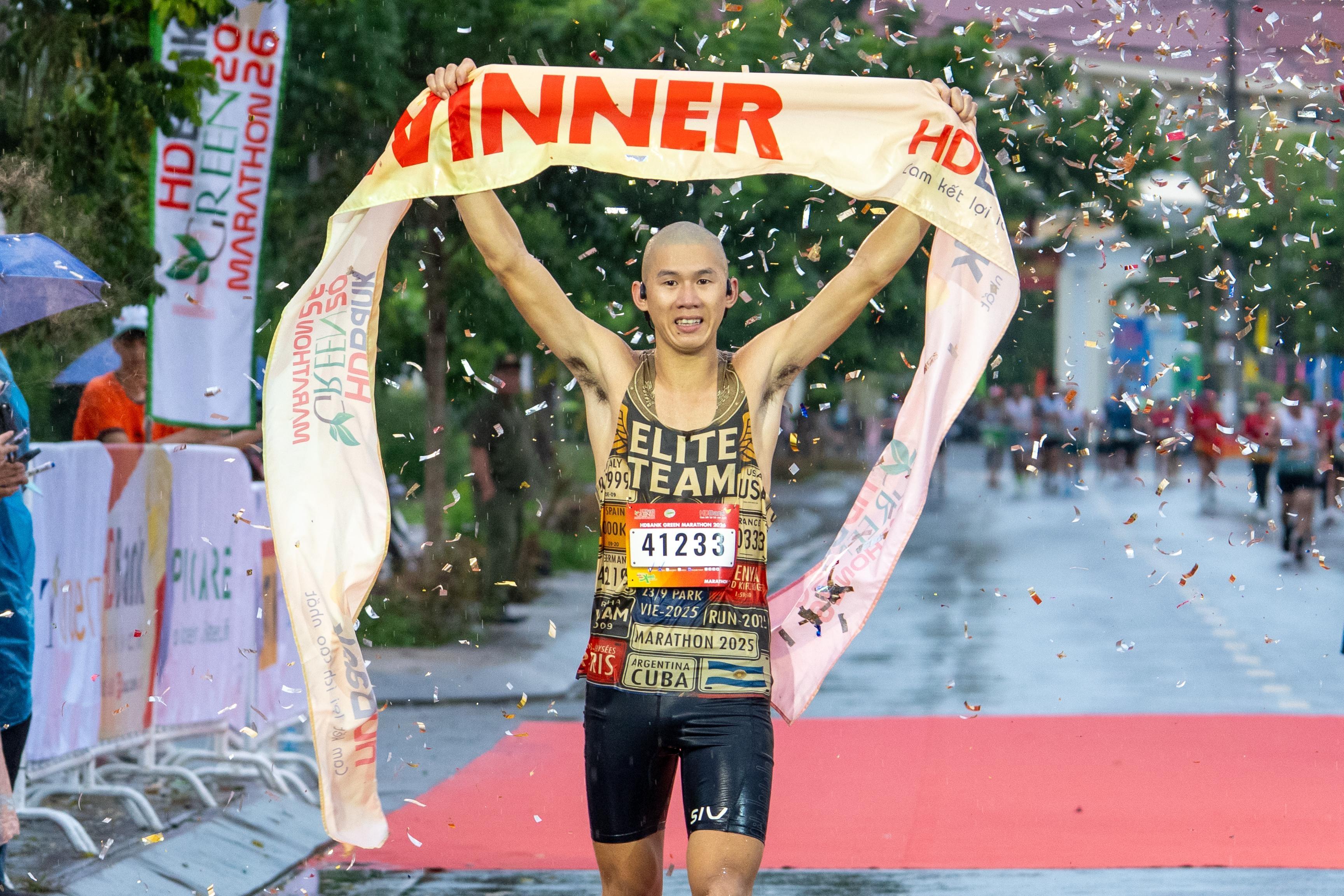 Ở cự ly full marathon 42 km dành cho nam, Triệu Tiến Luyện lên ngôi quán quân với thành tích 2 giờ 41 phút 26 giây, giữ chuỗi 4 mùa liên tiếp vô địch một cự ly tại HDBank Green Marathon. Bám sát phía sau là Đặng Anh Quyết, Trần Thái Sơn, Phan Thanh Tuấn và Lê Thanh Tài, hoàn thiện top 5 chung cuộc. Chia sẻ sau chiến thắng, Triệu Tiến Luyện cho biết: “Ban đầu tôi chỉ đăng ký cự ly 10 km. Tuy nhiên, khi nhận thấy khả năng cạnh tranh ở full marathon, tôi quyết định nâng cự ly và chỉ có khoảng 3 tuần để chuẩn bị cho 42 km. Thời gian khá ngắn nên cơ thể tôi chưa hoàn toàn thích nghi với khối lượng của 42 km, đoạn cuối có lúc bị căng cơ và khá mệt. Dù vậy, tôi rất mừng, tự hào và phấn khích khi vẫn đạt được mục tiêu đã đề ra”. Ở nội dung nữ, Lê Thị Hà giành vị trí cao nhất với thời gian 2 giờ 57 phút 57 giây, Doãn Thị Oanh, Nguyễn Thị Thu Hà, Trần Thị Kim Kiều và Nguyễn Thị Trâm lần lượt góp mặt trong top 5. 