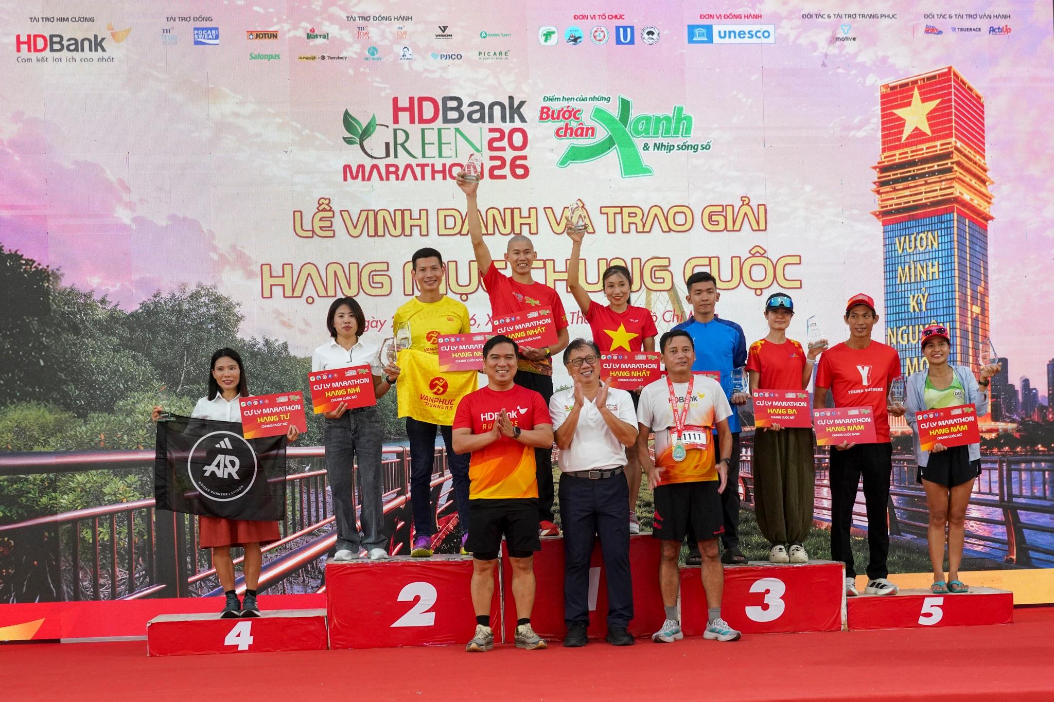  Sau hai ngày, HDBank Green Marathon 2026 khép lại với dấu ấn rực rỡ của 4.000 runner trên cung đường chạy xanh bậc nhất Việt Nam cùng nhiều hoạt động bên lề hấp dẫn. Sự hưởng ứng nhiệt tình của người tham dự ở nhiều lứa tuổi cho thấy sức hút của giải đấu, góp phần khuyến khích thói quen vận động, thúc đẩy phong trào thể thao và bồi đắp văn hóa sống khỏe trong cộng đồng. Mỗi runner rời giải với thành tích mới, tấm huy chương và muôn vàn câu chuyện thú vị phía sau vạch đích. Điều đó cũng tiếp thêm động lực để ban tổ chức nối dài điểm hẹn thường niên và lan tỏa thông điệp “giải chạy xanh” qua từng bước chạy. 