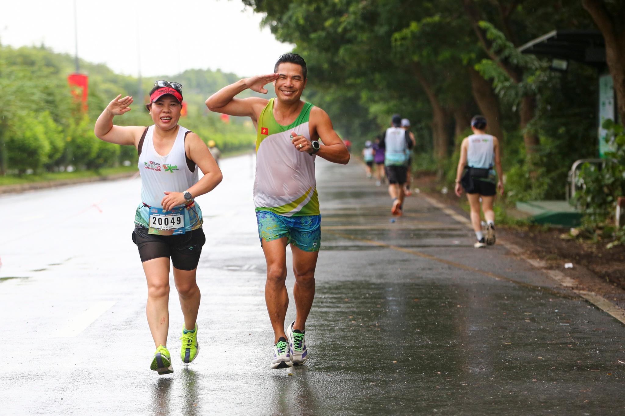 Ở cự ly 5 km và 10 km, đường chạy sôi động với nhiều runner phong trào, bán chuyên, gia đình và người lớn tuổi. Hai cự ly có khoảng cách vừa phải, phù hợp “newbie” thử sức ở giải chạy quy mô lớn, song vẫn đòi hỏi khả năng phân bổ sức lực và duy trì tốc độ ổn định xuyên suốt. Ban tổ chức bố trí 14 trạm tiếp nước cùng lực lượng điều phối, y tế và tình nguyện viên tại nhiều vị trí để hỗ trợ runner. Công tác phân luồng, chỉ dẫn và tiếp sức góp phần giữ cuộc đua diễn ra liền mạch, giúp các thành viên duy trì trạng thái tốt nhất có thể cho đến những km cuối. 