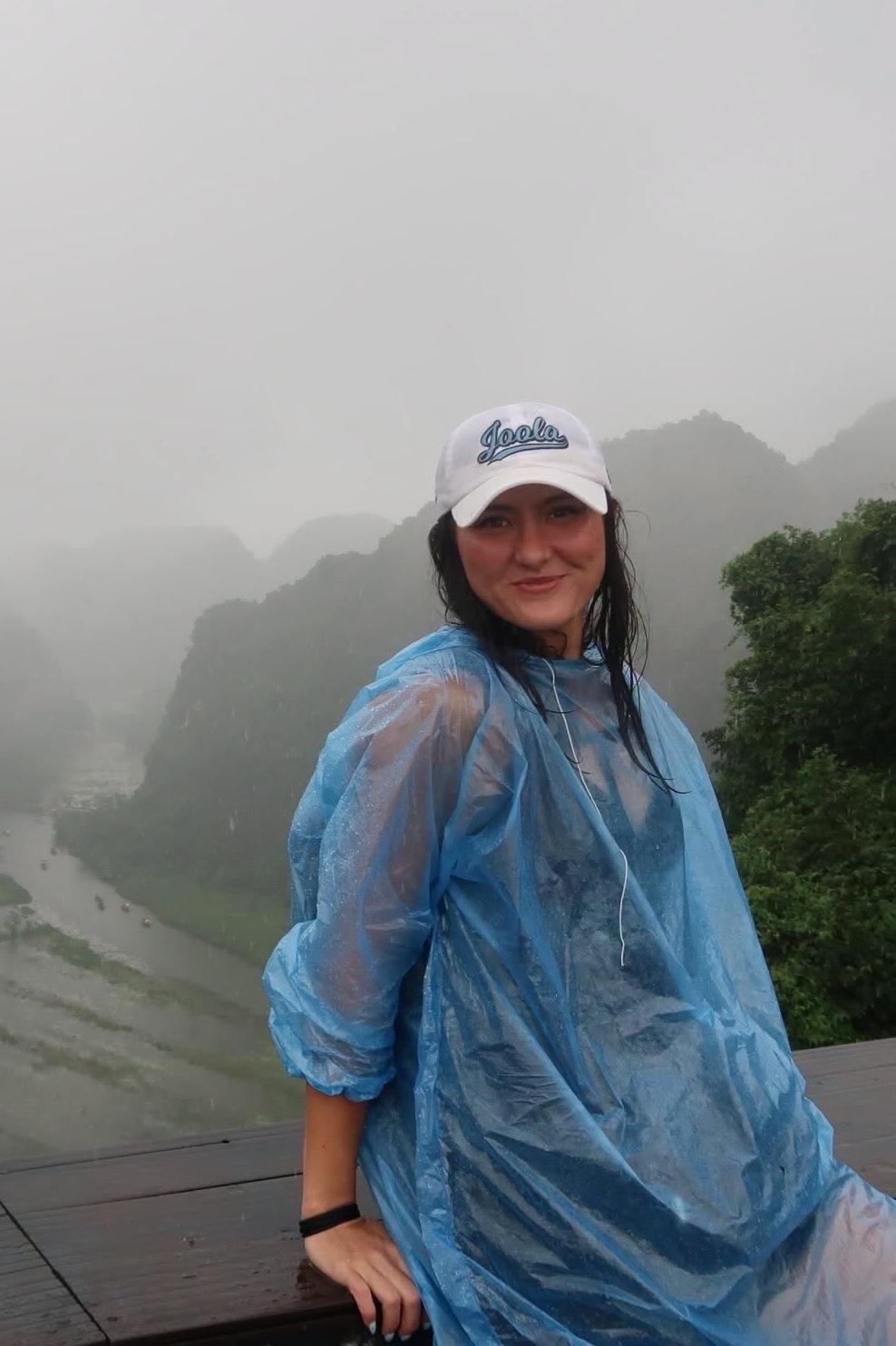 Rời Tràng An, Anna đến núi Ngọa Long, thuộc khu du lịch Hang Múa, cách trung tâm Ninh Bình khoảng 7 km. Từ chân núi, cô phải vượt gần 500 bậc thang để lên đỉnh núi rồi từ đây ngắm toàn cảnh Tam Cốc và dòng Ngô Đồng. Góc nhìn này cũng được nhiều du khách nước ngoài đánh giá cao, với cảnh quan được so sánh về độ ấn tượng với một số điểm ngắm từ trên cao khác tại Việt Nam như đèo Mã Pí Lèng (Tuyên Quang) hay Lìm Mông (Yên Bái cũ, nay thuộc tỉnh Lào Cai).