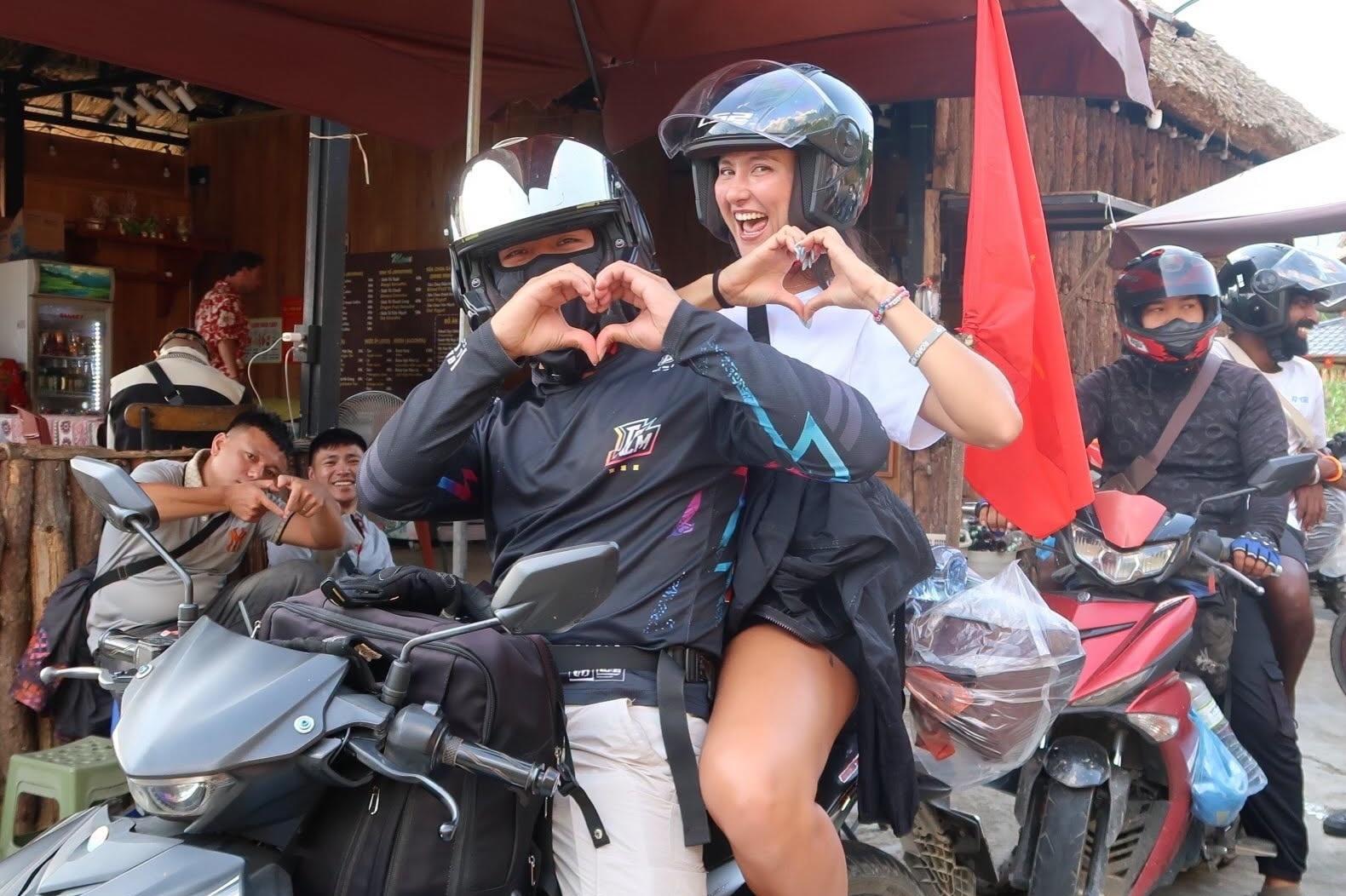  Lần đầu có dịp hòa mình vào một phần cuộc sống ở vùng nông thôn Việt Nam, Anna cảm thấy như được "nuông chiều" bởi cảnh sắc và những điều vùng đất này mang lại. "Thế giới đẹp đến khó tin", cô viết khi chia sẻ về Hà Giang. Nữ vận động viên mong một ngày nào đó có dịp trở lại vùng đất này.