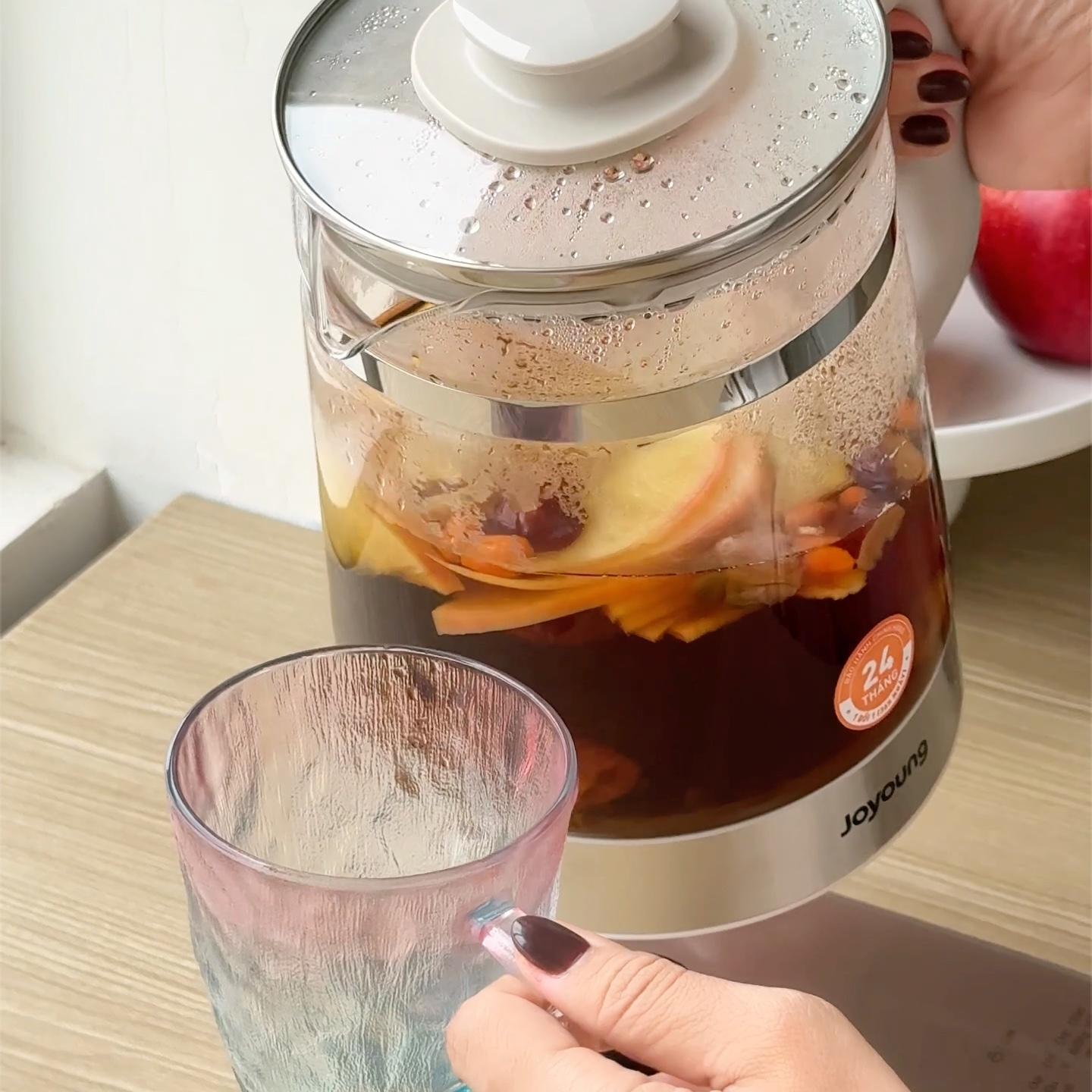 Sự nhanh gọn trong cách dùng từ ấm trà đa năng của Joyoung giúp Ái Phương tận hưởng giây phút thư giãn. Ảnh: Ái Phương.