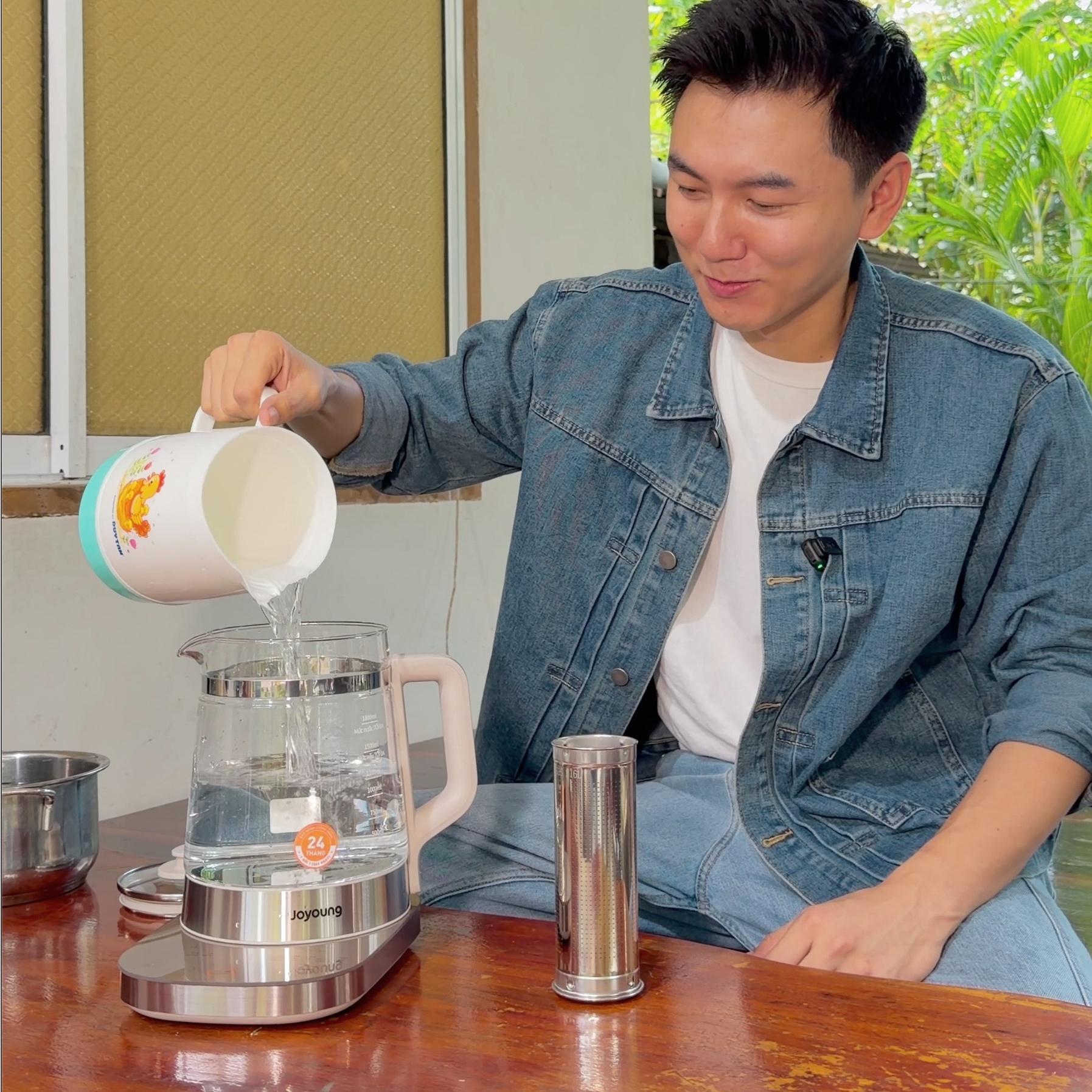 Sự tò mò về nguyên liệu là động lực để Khoai Lang Thang tìm thấy “một phần tự nhiên của ẩm thực” trong mỗi ấm trà. Ảnh: Khoai Lang Thang.