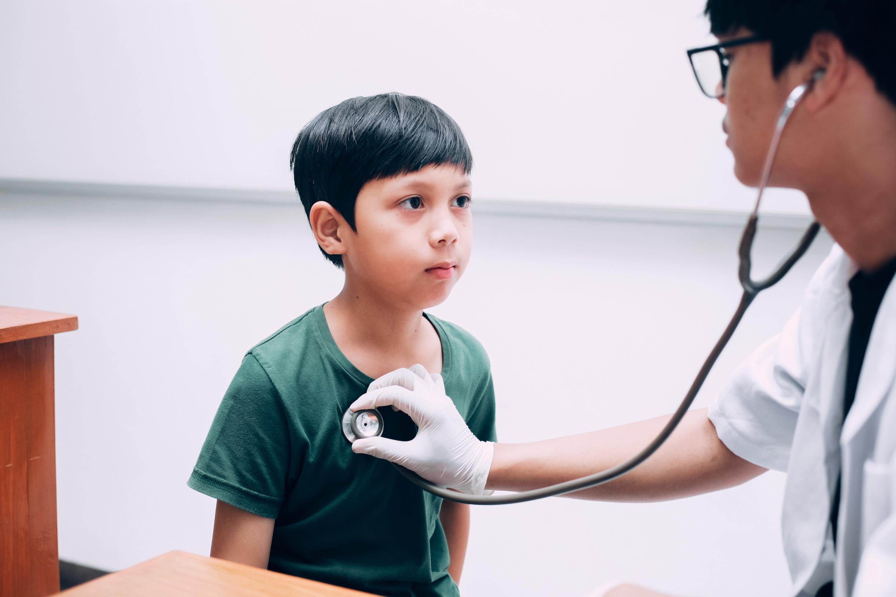 Bác sĩ thăm khám và tư vấn lịch tiêm chủng phù hợp với trẻ. Ảnh minh họa: Vecteezy.
