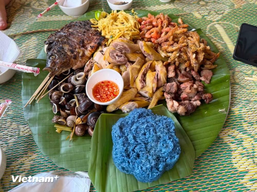 Ẩm thực bản địa cũng là một phần hấp dẫn trong hành trình khám phá ở thác Thung. (Ảnh: Hồng Hạnh/Vietnam+)