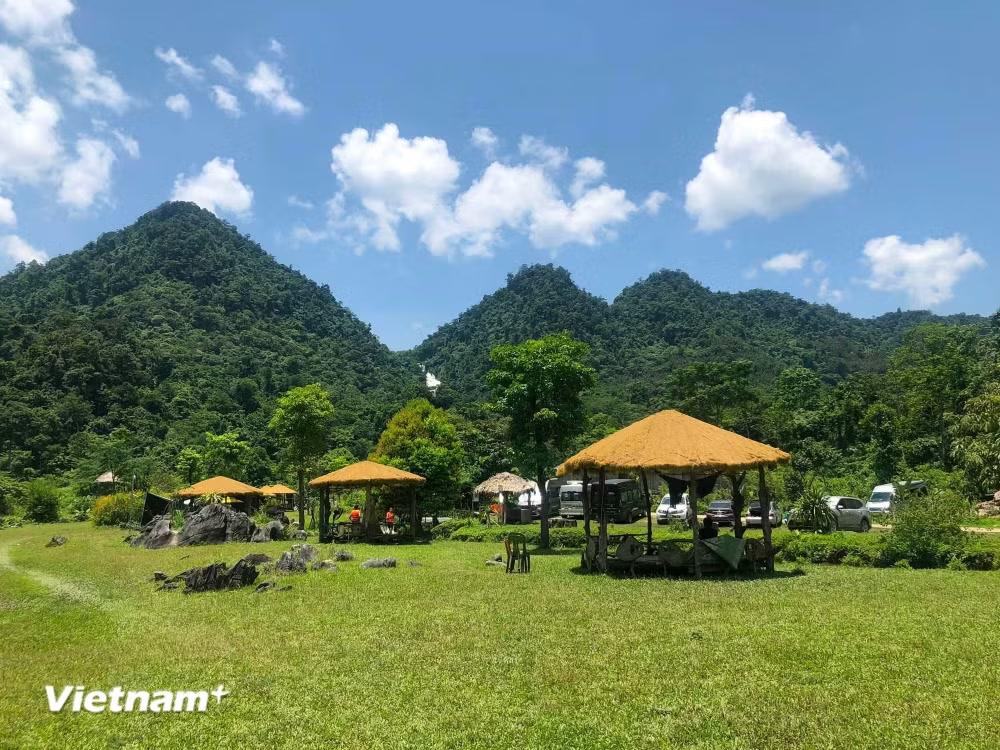 Bãi Pặng gây ấn tượng bởi không gian rộng mở, núi đồi bao quanh và dòng nước trong xanh, mát lạnh. (Ảnh: Hồng Hạnh/Vietnam+)