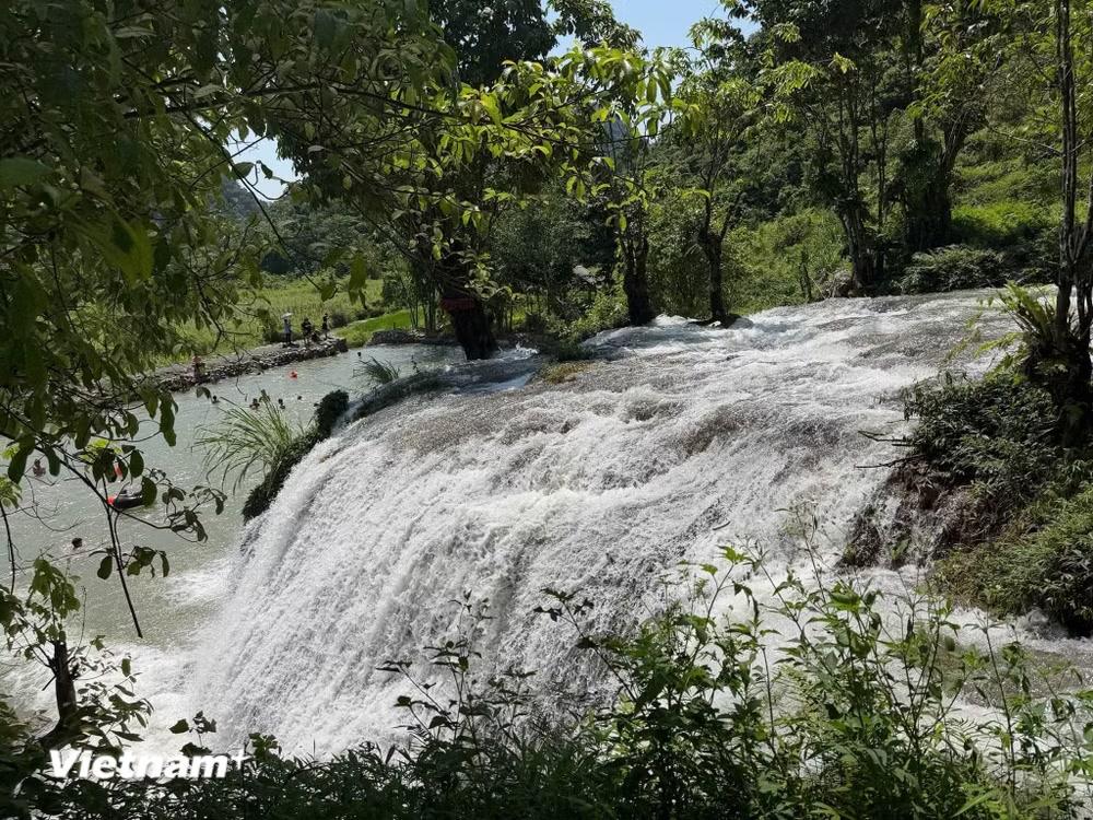 Thác Thung như dải lụa trắng giữa đại ngàn. (Ảnh: Hồng Hạnh/Vietnam+)