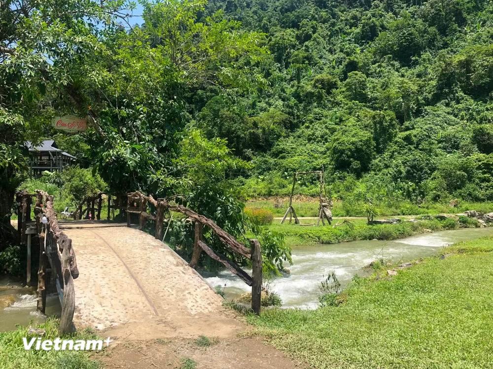 Dòng suối trong mát bên bãi Pặng. (Ảnh: Hồng Hạnh/Vietnam+)