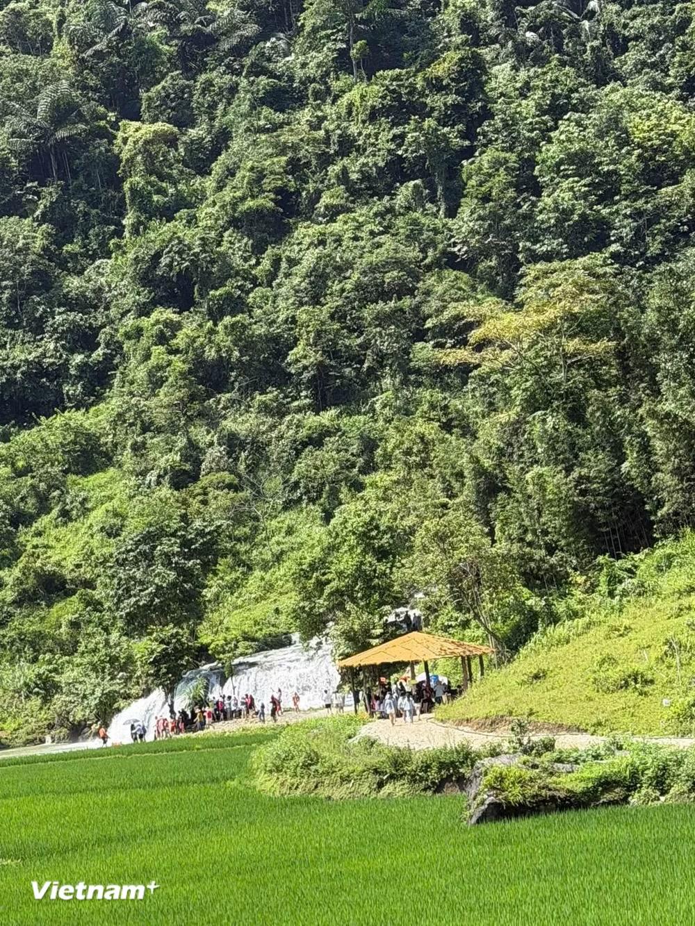 Thác Thung là điểm đến xanh dành cho du khách. (Ảnh: Hồng Hạnh/Vietnam+)
