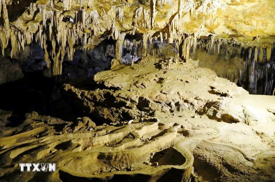 Có những khối nhũ đá được hình thành nhìn như hệ thống ruộng bậc thang của người dân Tây Bắc. (Ảnh: Quý Trung/TTXVN)