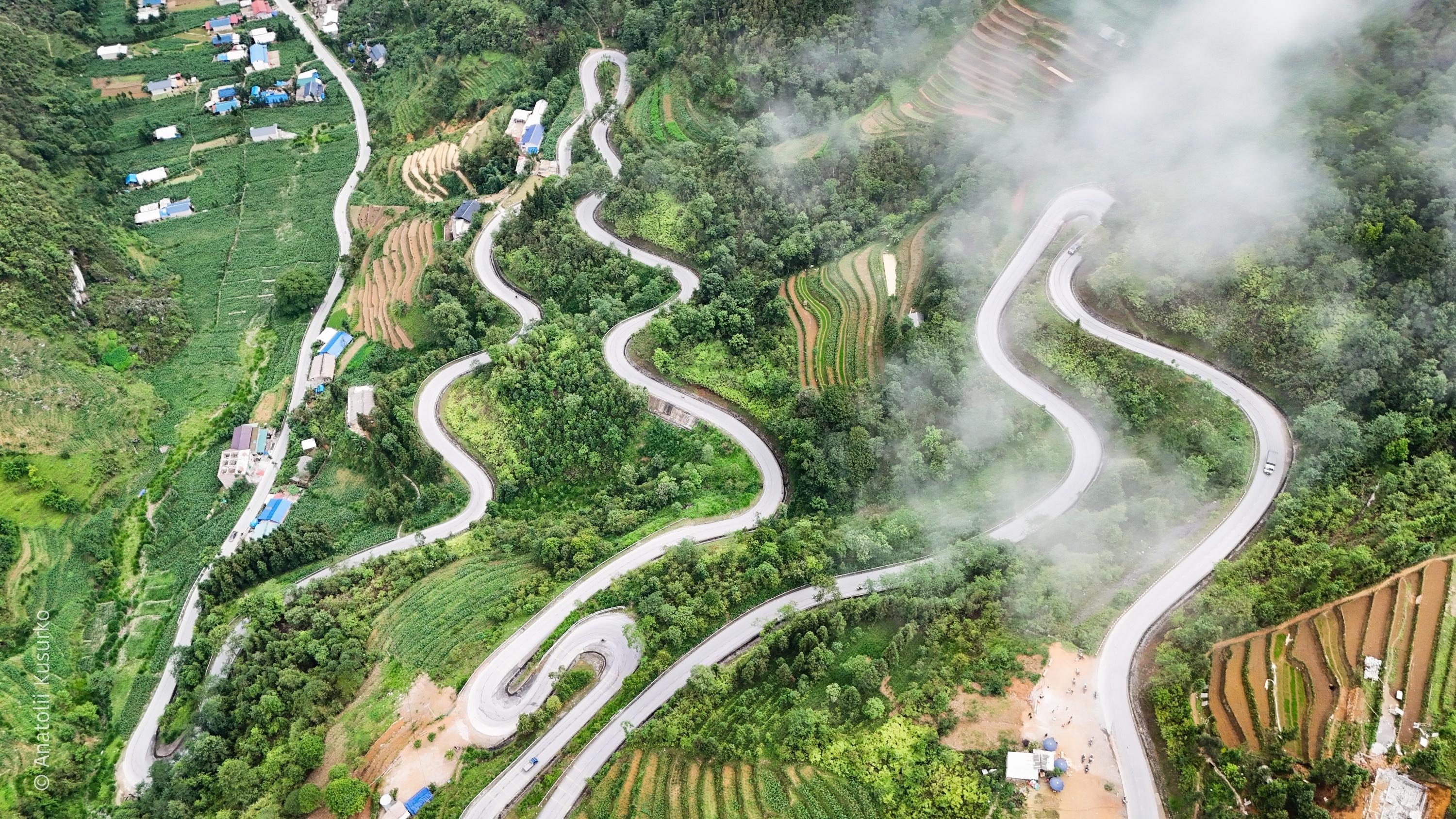 Những cung đường đèo uốn lượn trên hành trình Hà Giang Loop, tỉnh Tuyên Quang.