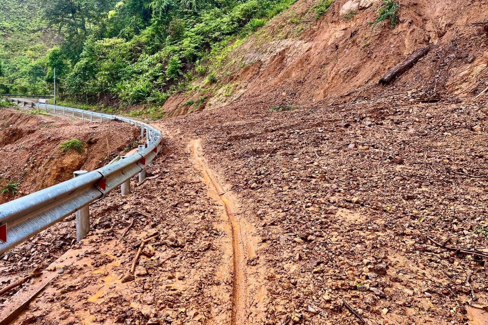 Một đoạn sạt lở nặng ở xã Hướng Phùng, Quảng Trị (ảnh trái). Khi đi đến xã A Lưới - phía tây thành phố Huế tôi tiếp tục gặp thêm 1 đoạn sạt lớn (ảnh phải). 