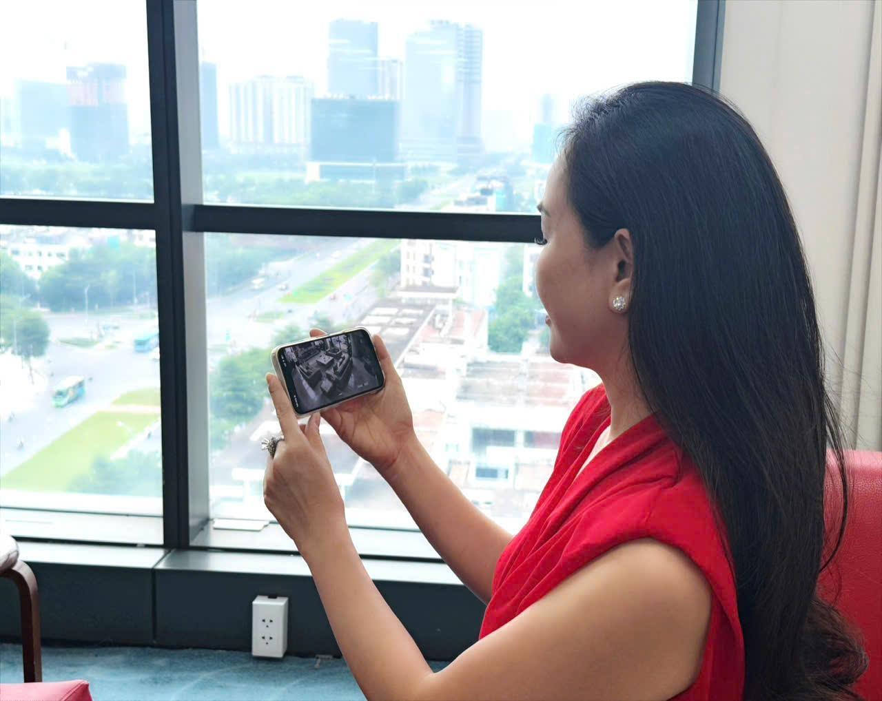  Dù đi công tác, chị Thúy Anh vẫn nắm được từng diễn biến trong ngôi nhà của mình với camera AI của VNPT. 