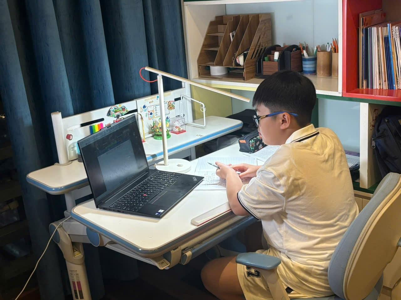  Nhờ Internet tốc độ cao và hệ thống Wi-Fi Mesh của VNPT, việc học tập online của con cái lẫn giám sát an ninh trong nhà chị Thúy Anh trở nên dễ dàng hơn. 
