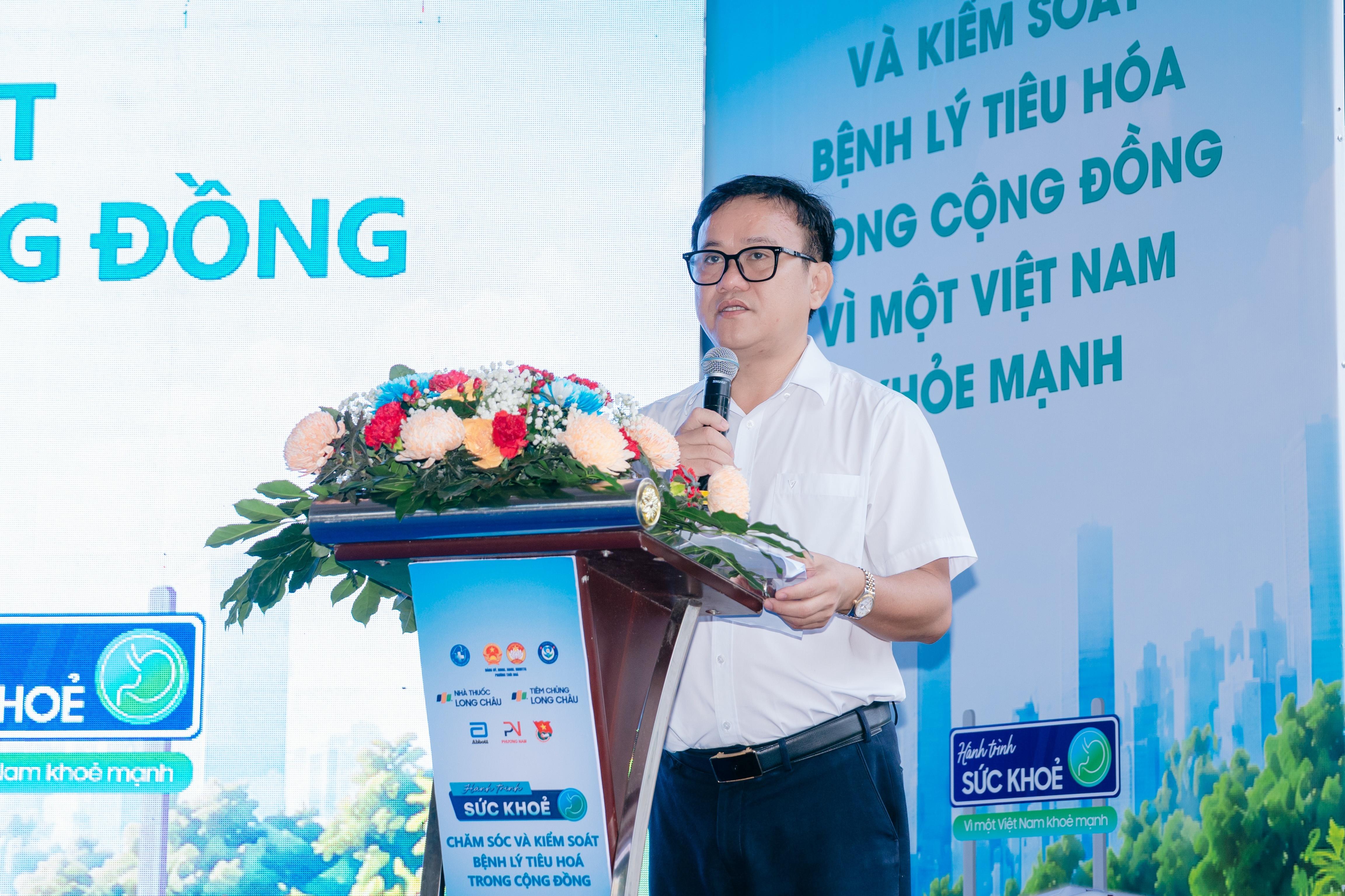  Tiến sĩ, bác sĩ chuyên khoa II Huỳnh Minh Chín, Phó giám đốc Sở Y tế TP.HCM, kiêm Phó chủ tịch Hội Thầy thuốc trẻ Việt Nam, tại sự kiện. 