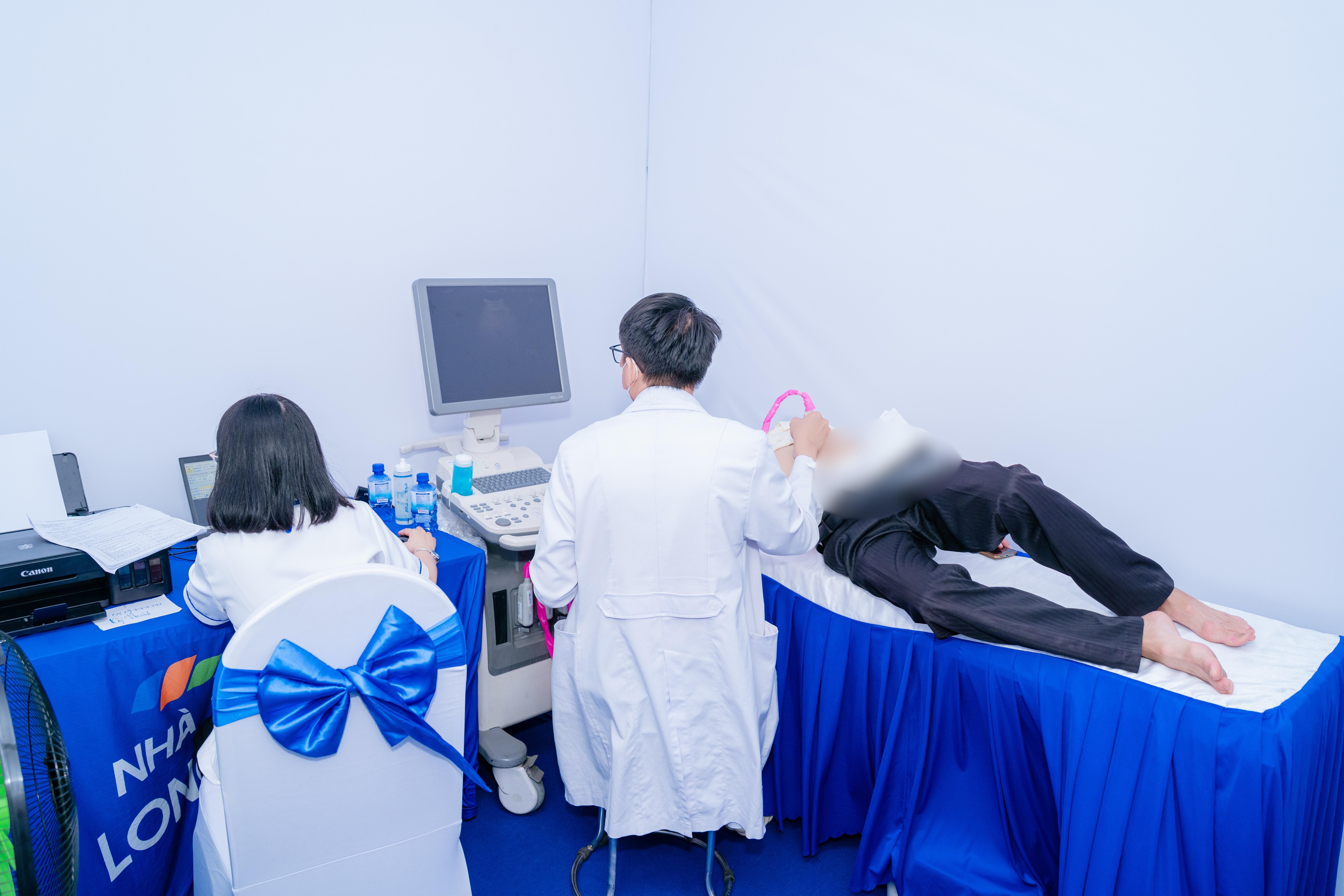  Bác sĩ siêu âm, tư vấn cách chăm sóc sức khỏe tiêu hóa cho người dân. 