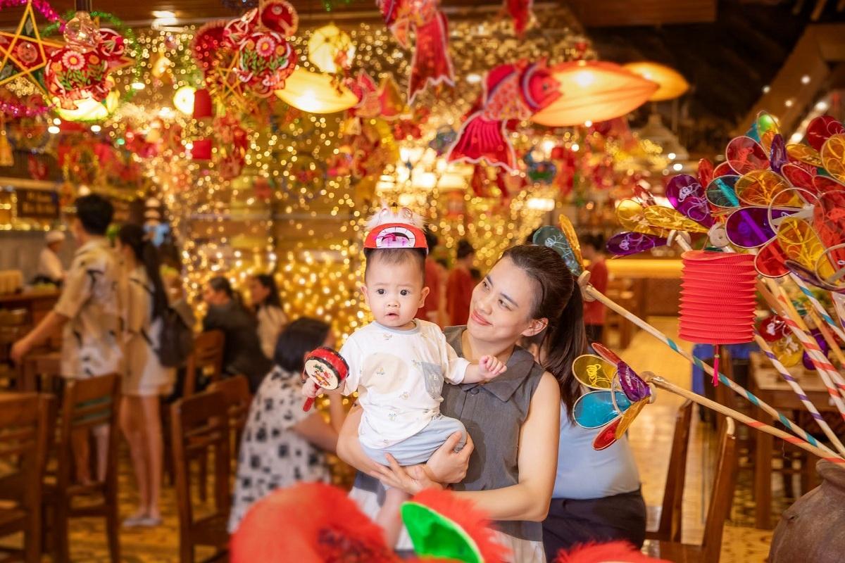 Không gian trang trí truyền thống tại một gian hàng trong Vincom Mega Mall Royal City.