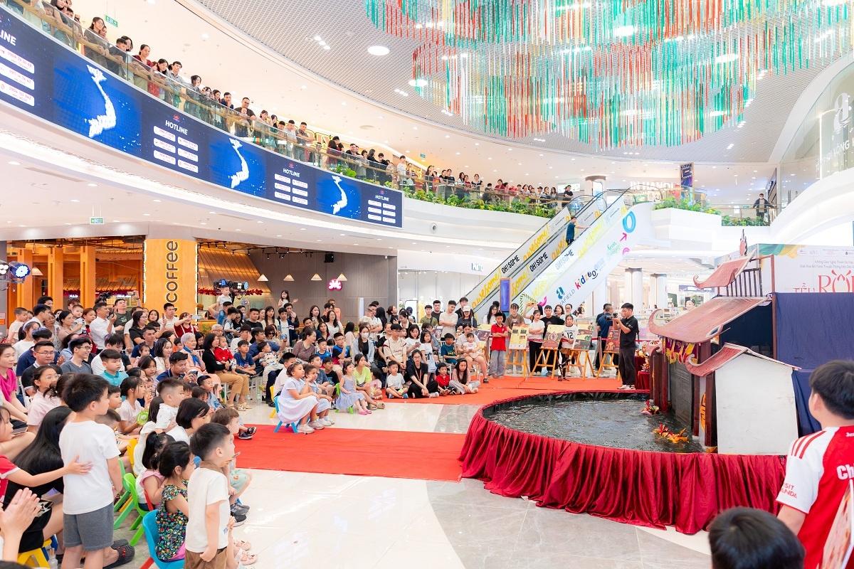 Vincom mang sân khấu thủy đình múa rối nước vào trong TTTM dịp Trung Thu.