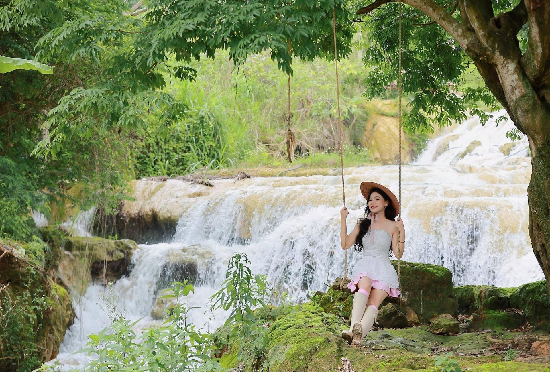 Suối Tá Văng Hay gồm 3 mó nước chảy xuống, tạo thành thác Dải Yếm, gắn liền với đời sống của dân bản Vặt. Ảnh: Sunny Camping Mộc Châu