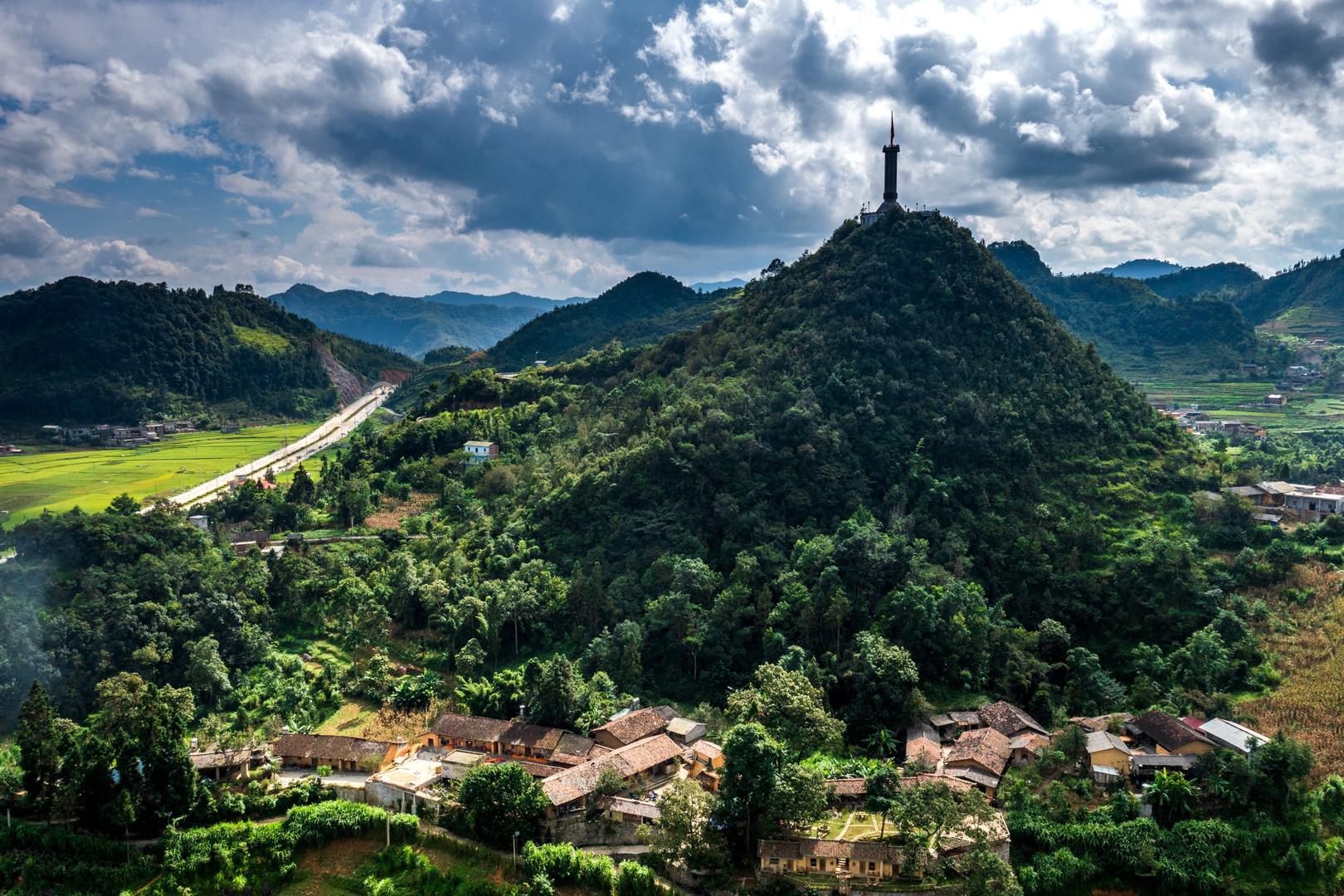 Làng Thèn Pả nằm dưới chân Cột cờ Lũng Cú. Ảnh: Làng Thèn Pả - Then Pa Village