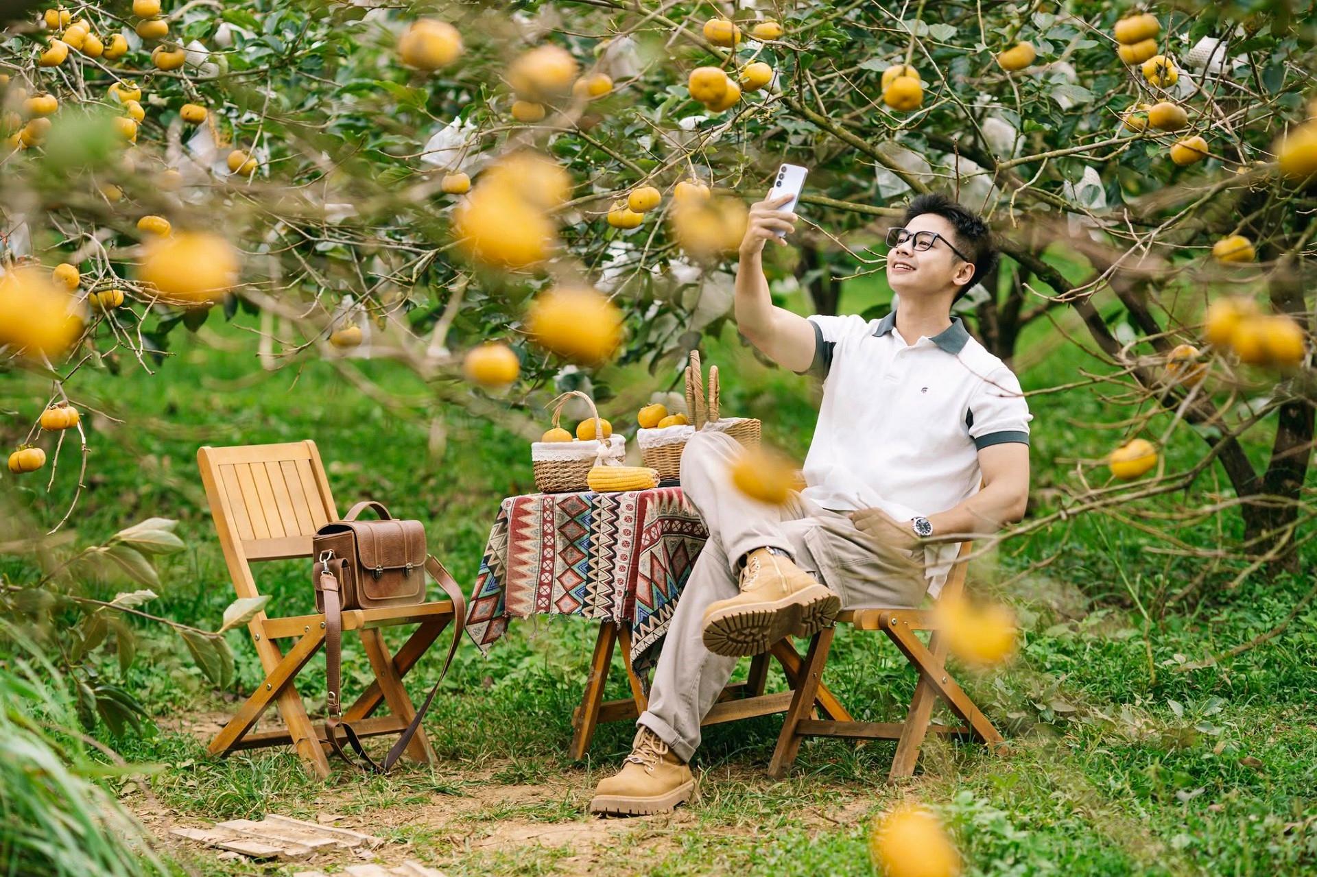 Mùa cam, mùa hồng hấp dẫn du khách. Ảnh: Quang Kiên