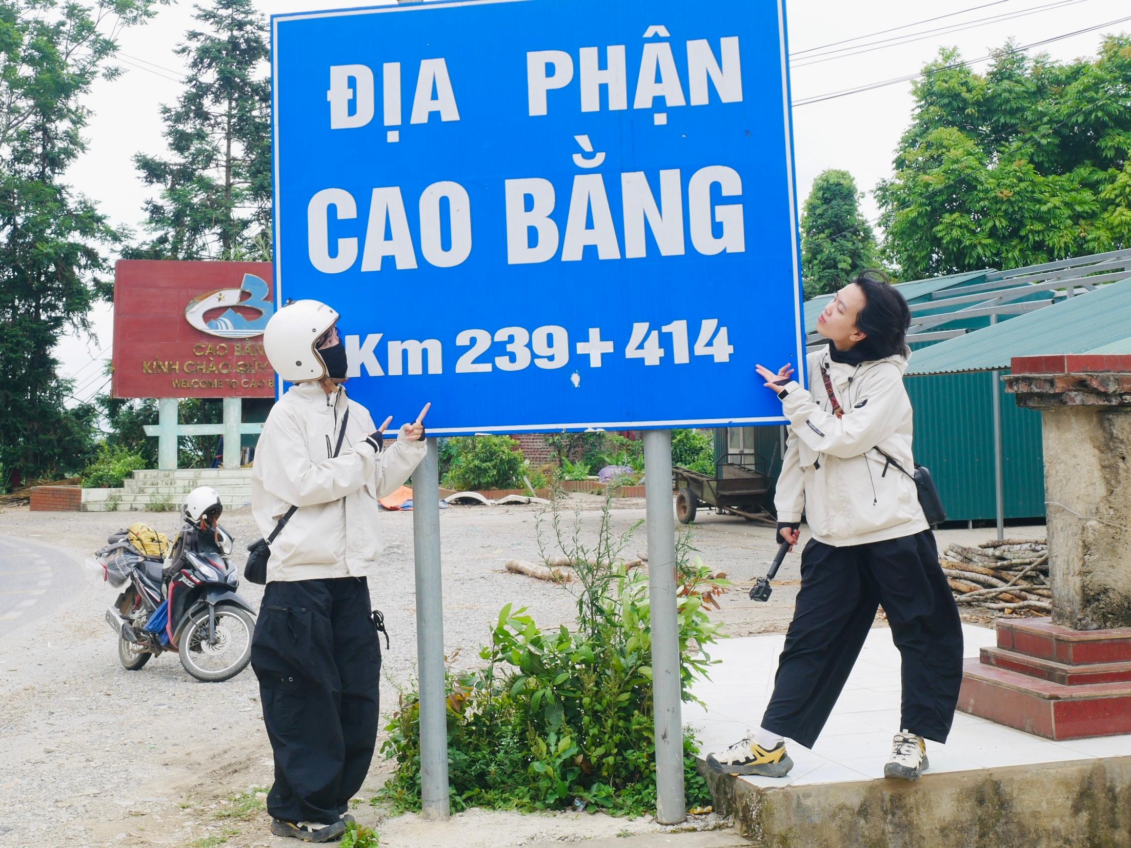 Hai cô gái chạy xe máy, check-in với nhiều khung cảnh trên đường.