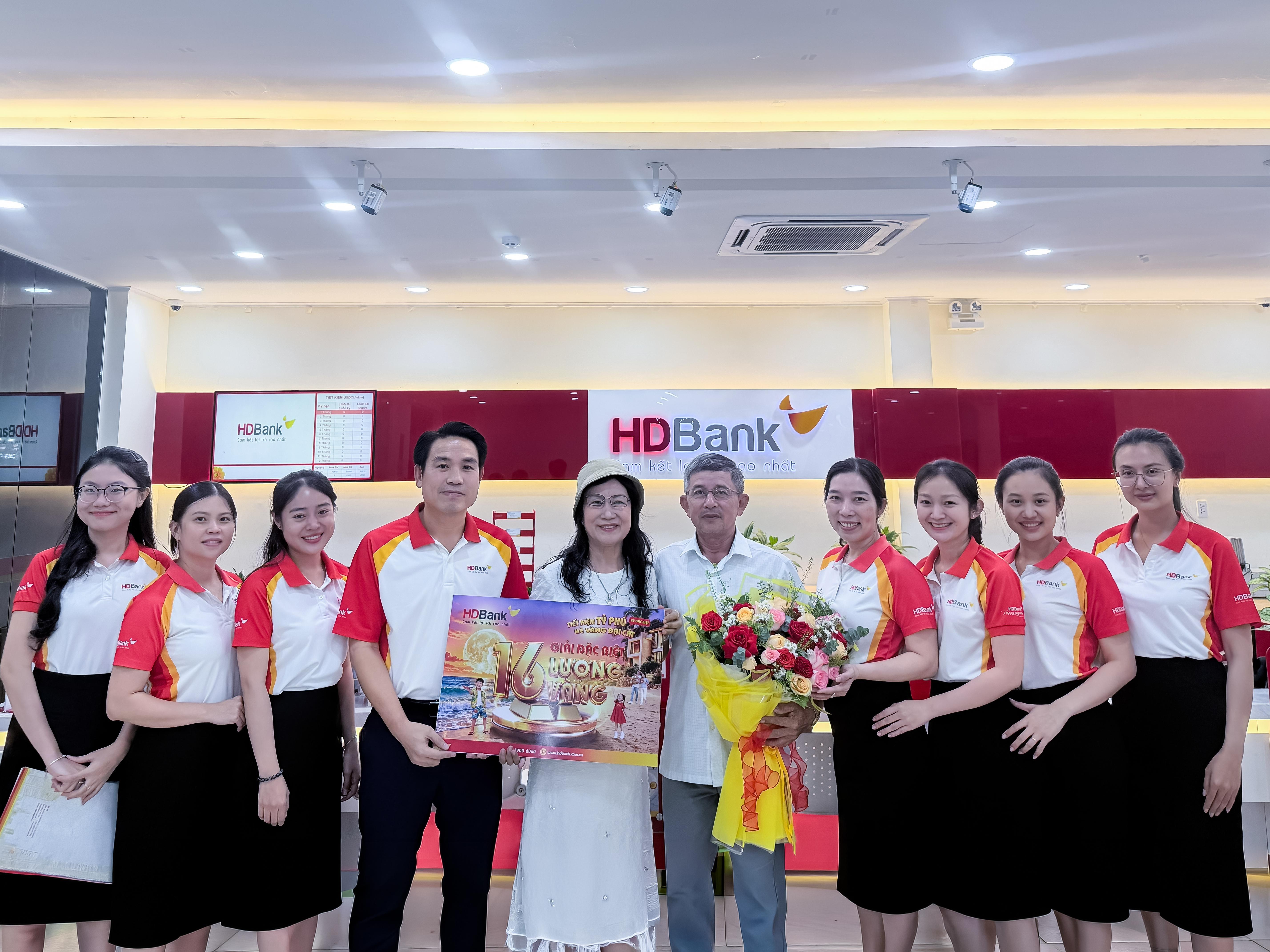 Khách hàng Mã Tiếp Ngân tại Kiên Giang nhận giải đặc biệt trị giá 16 lượng vàng SJC.