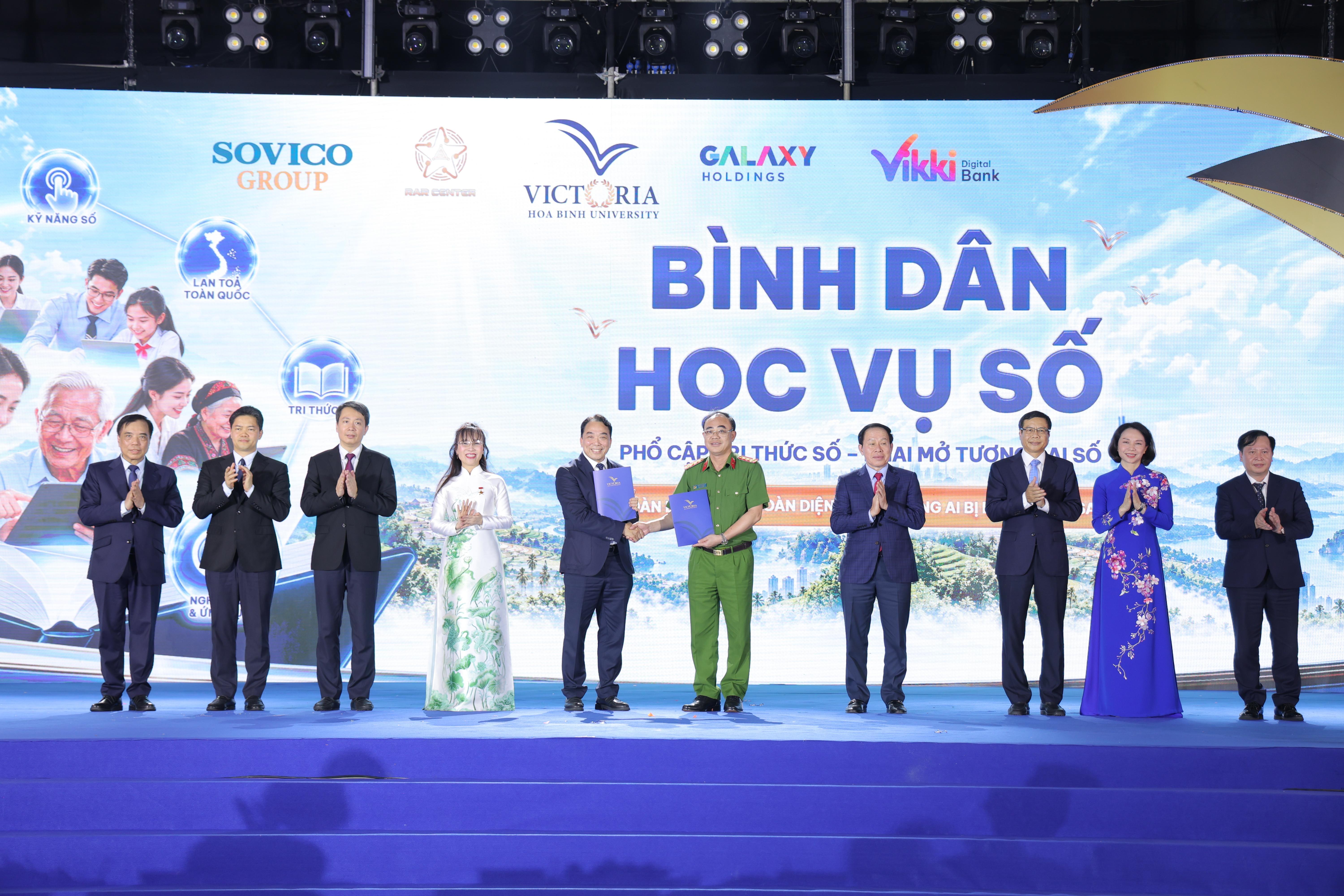  Phó Thủ tướng Lê Tiến Châu cùng các đại biểu chứng kiến Cục Cảnh sát quản lý hành chính về trật tự xã hội và Tập đoàn Sovico trao Biên bản ghi nhớ hợp tác. 