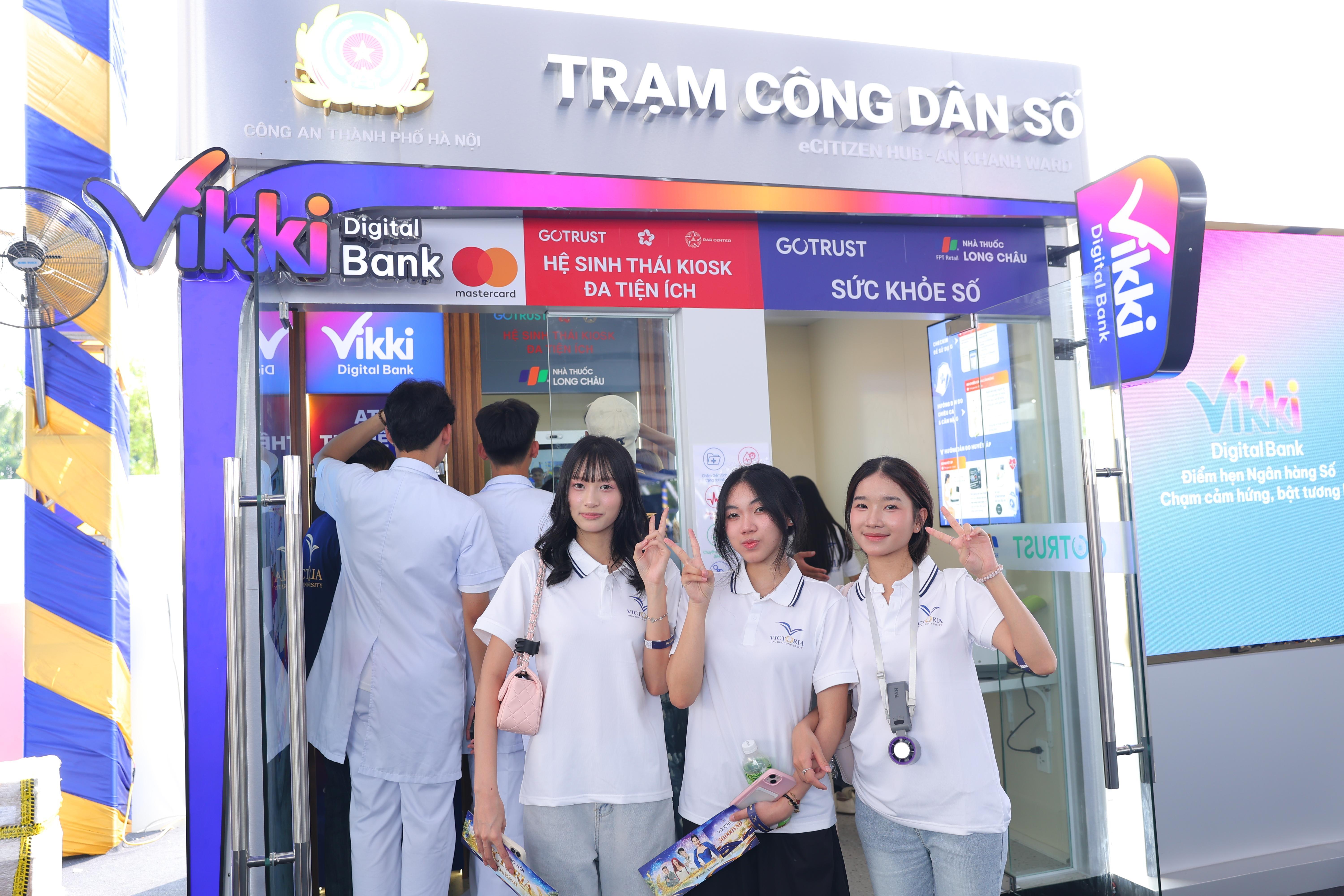  Sinh viên hào hứng trải nghiệm các tiện ích tài chính - y tế tại “Trạm công dân số”. 