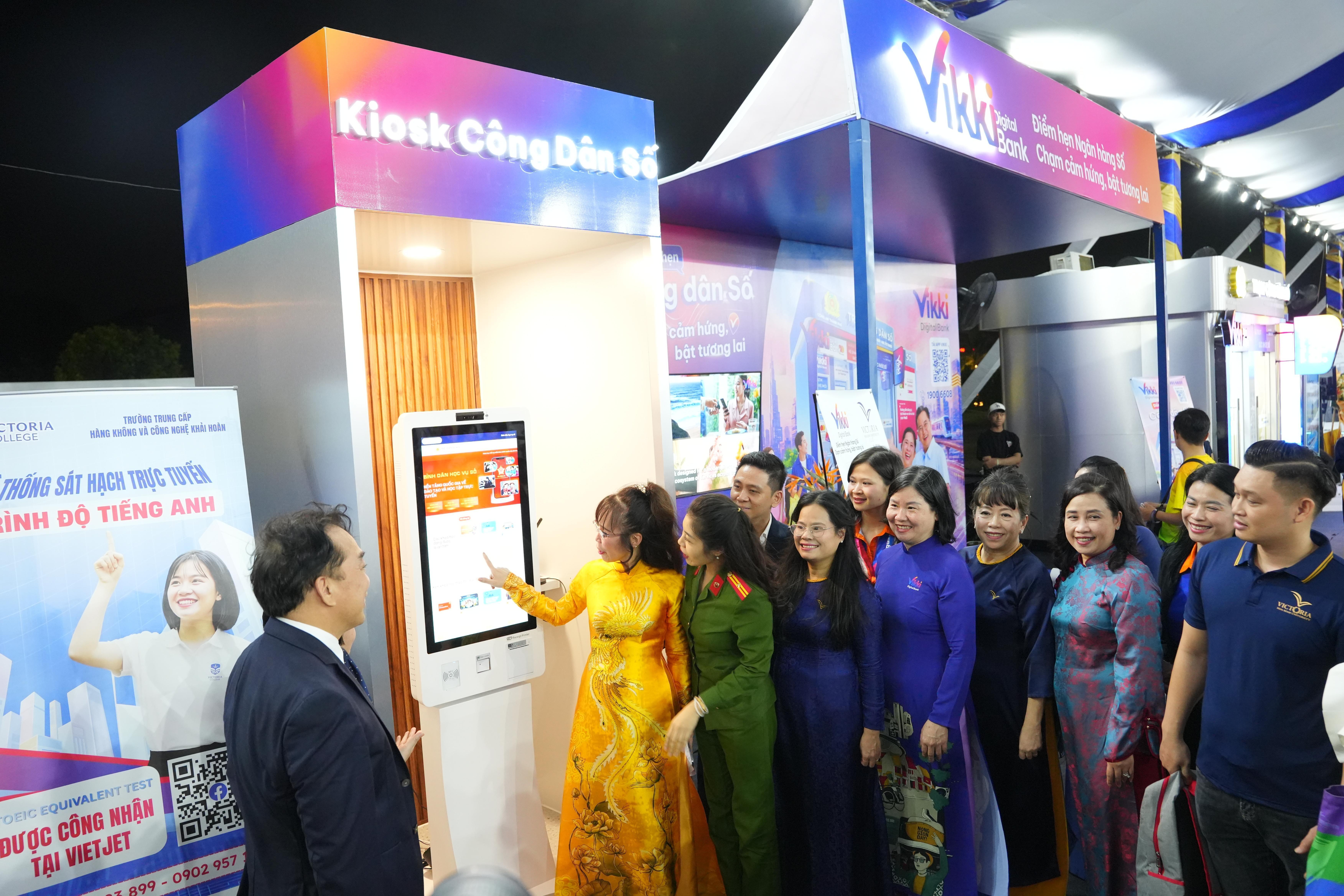 Anh hùng Lao động, TS Nguyễn Thị Phương Thảo tham quan và trải nghiệm “Trạm công dân số” và kiosk công dân số tại sự kiện.