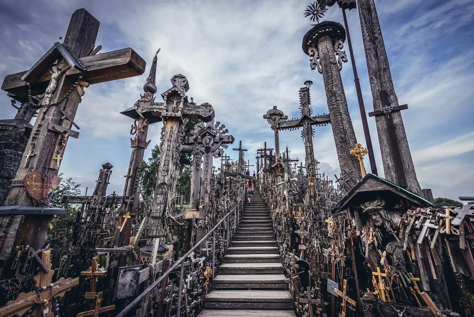 Ngọn đồi Domantai - nơi có 200.000 cây thánh giá tại Lithuania thu hút du khách khắp thế giới. Ảnh: NVCC/LonelyPlanet