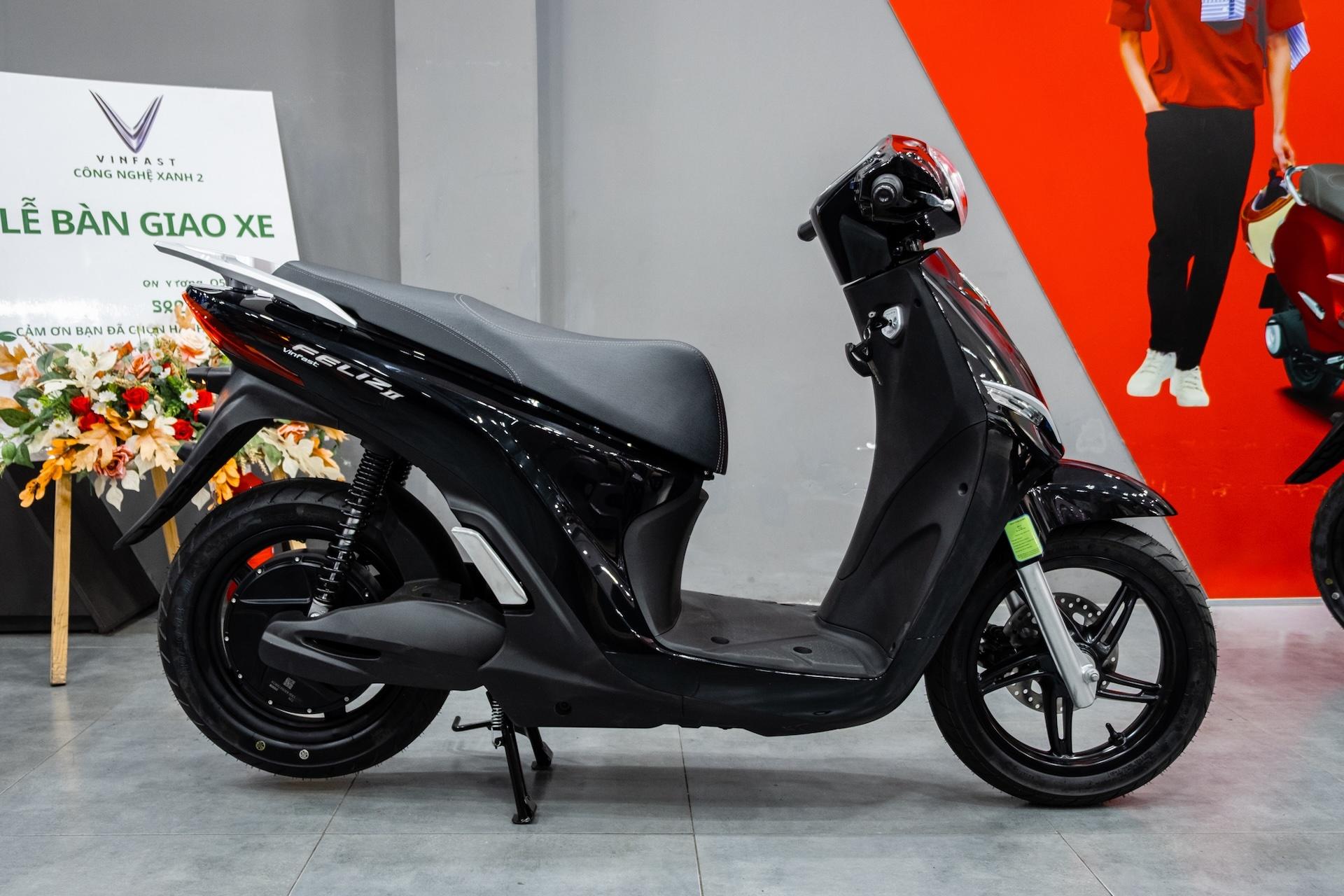  Anh Nguyễn Minh Ty cùng chiếc VinFast Feliz II trong hành trình từ TP.HCM đến Đà Nẵng dài gần 2.000 km cả hai chiều. 