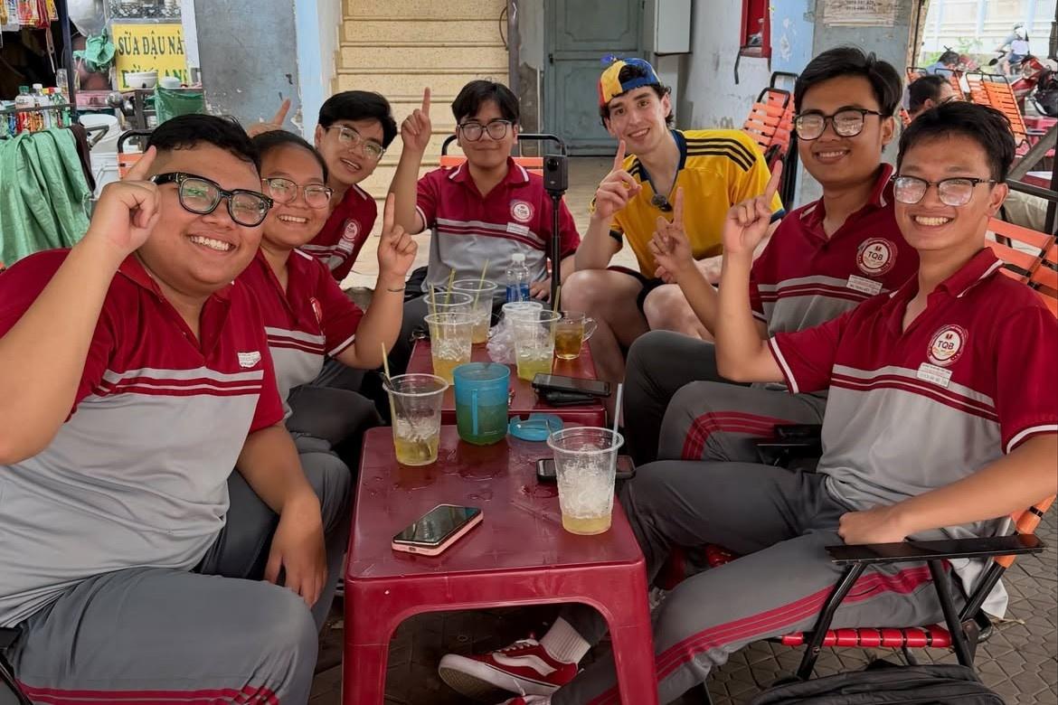 Robert trò chuyện cùng nhóm học sinh tại quán cà phê được người phụ nữ chở đến. Ảnh: Robert Berg.