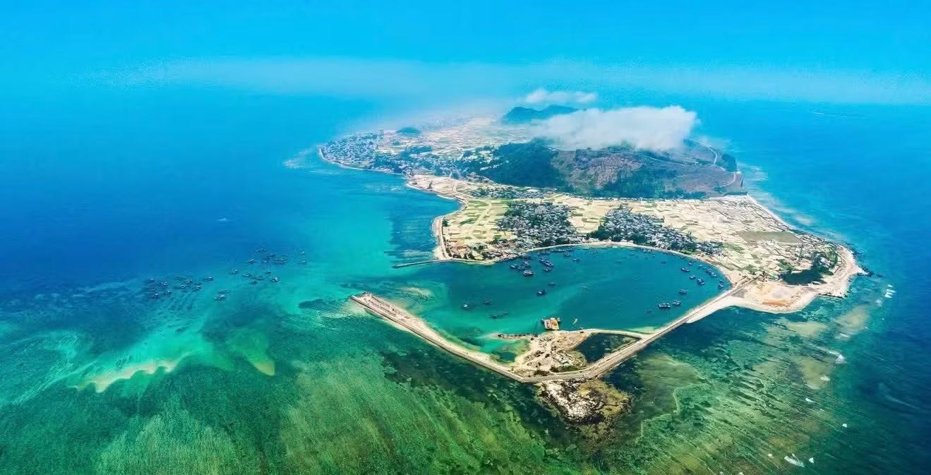  Đặc khu Lý Sơn nằm cách đất liền tỉnh Quảng Ngãi﻿ khoảng 17 hải lý. Hòn đảo được hình thành từ hoạt động phun trào núi lửa, để lại lớp dung nham phong hóa và nền đất bazan giàu khoáng chất. Ảnh: Bùi Thanh Trung. 