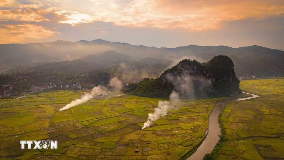Hoàng hôn nhuộm vàng những dãy núi đá và cánh đồng lúa, tạo nên khung cảnh bình yên ở Chiềng Sinh. (Ảnh: Xuân Tư/TTXVN)
