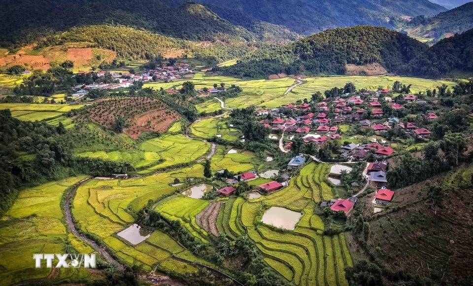 Bản làng nằm xen giữa ruộng bậc thang tạo nên cảnh quan đặc trưng của vùng cao Chiềng Sinh. (Ảnh: Xuân Tư/TTXVN)