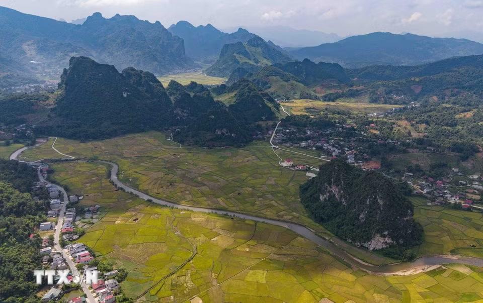 Từ trên cao, bản làng, những thửa ruộng mùa vàng và những dãy núi đá tạo thành những mảng màu đan xen giữa thung lũng Chiềng Sinh. (Ảnh: Xuân Tư/TTXVN)
