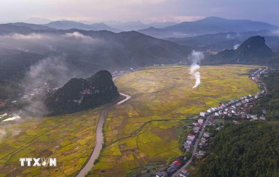 Những làn khói mỏng bảng lảng trên cánh đồng trong ánh chiều tạo nên nét đẹp thung lũng Chiềng Sinh. (Ảnh: Xuân Tư/TTXVN)