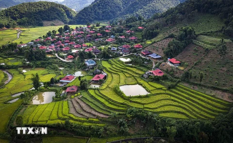Những mái nhà nổi bật giữa cánh đồng ruộng bậc thang, tạo nên bức tranh làng quê vùng cao Chiềng Sinh. (Ảnh: Xuân Tư/TTXVN)