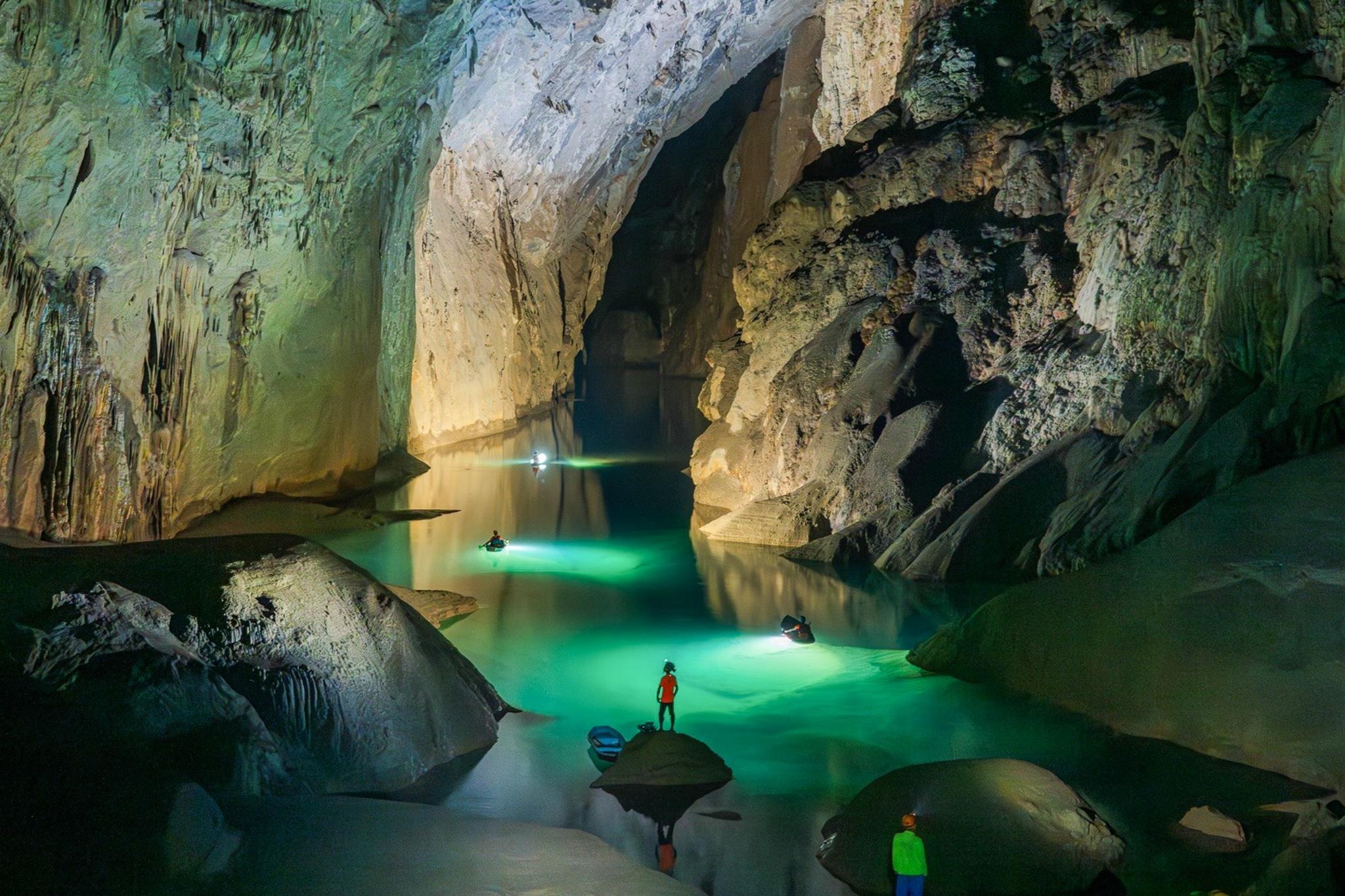 Du khách khám phá hang Sơn Đoòng, hang động lớn nhất hành tinh, nằm trong vùng lõi Vườn Quốc gia Phong Nha - Kẻ Bàng năm 2023. Ảnh: Linh Huỳnh.